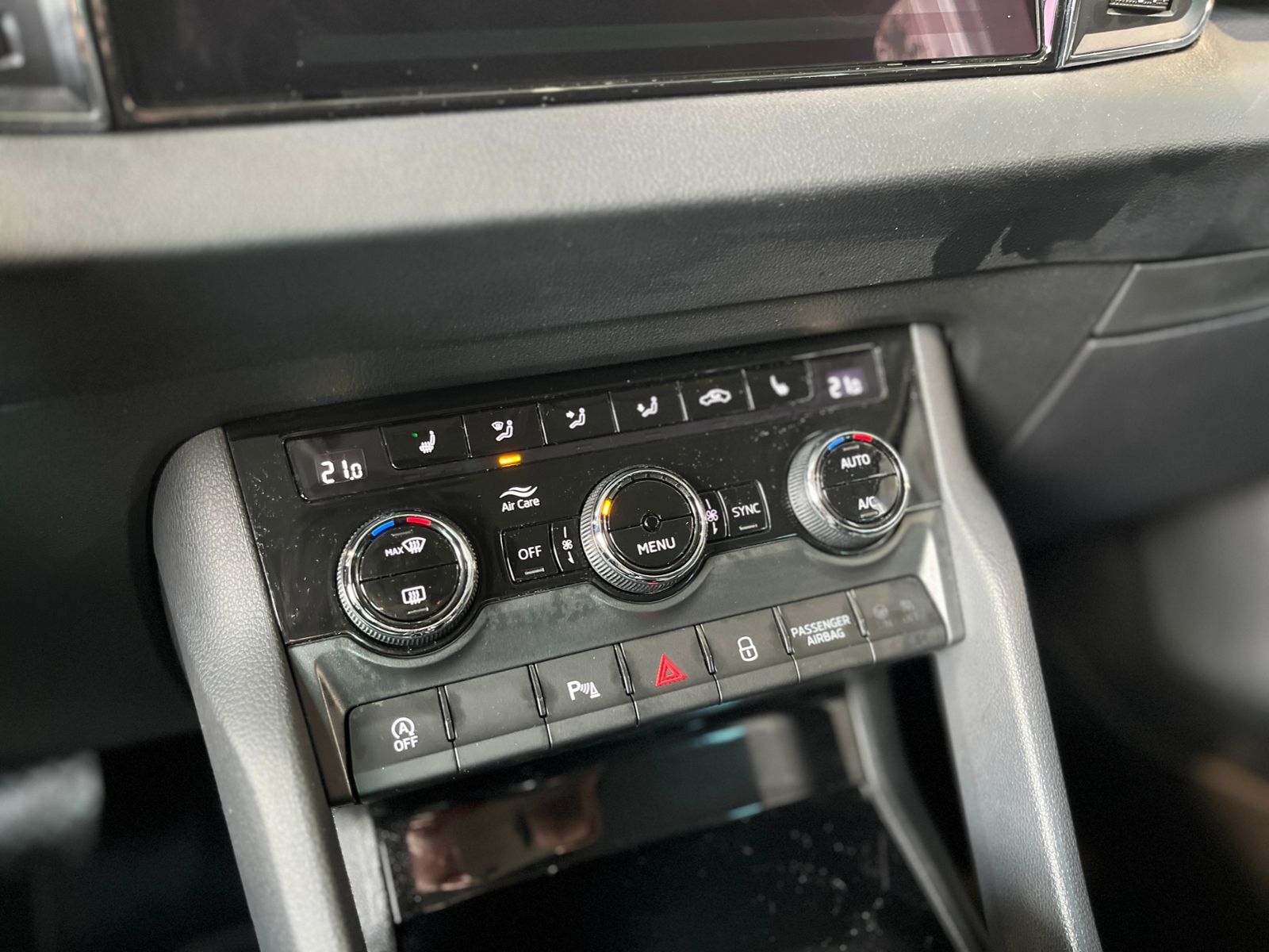 Fahrzeugabbildung SKODA KAROQ Style AHK ACC LED NAV LEDER 18"