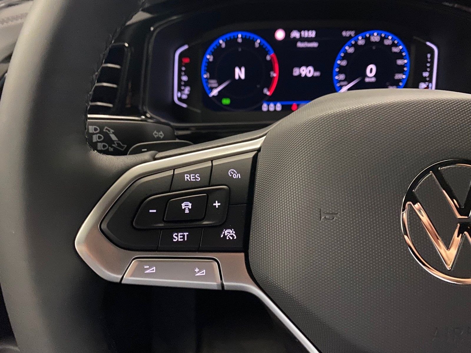 Fahrzeugabbildung Volkswagen T-Roc 1.5 TSI DSG+BLACKSTYLE+PANO+19"+ACC+MATRI+