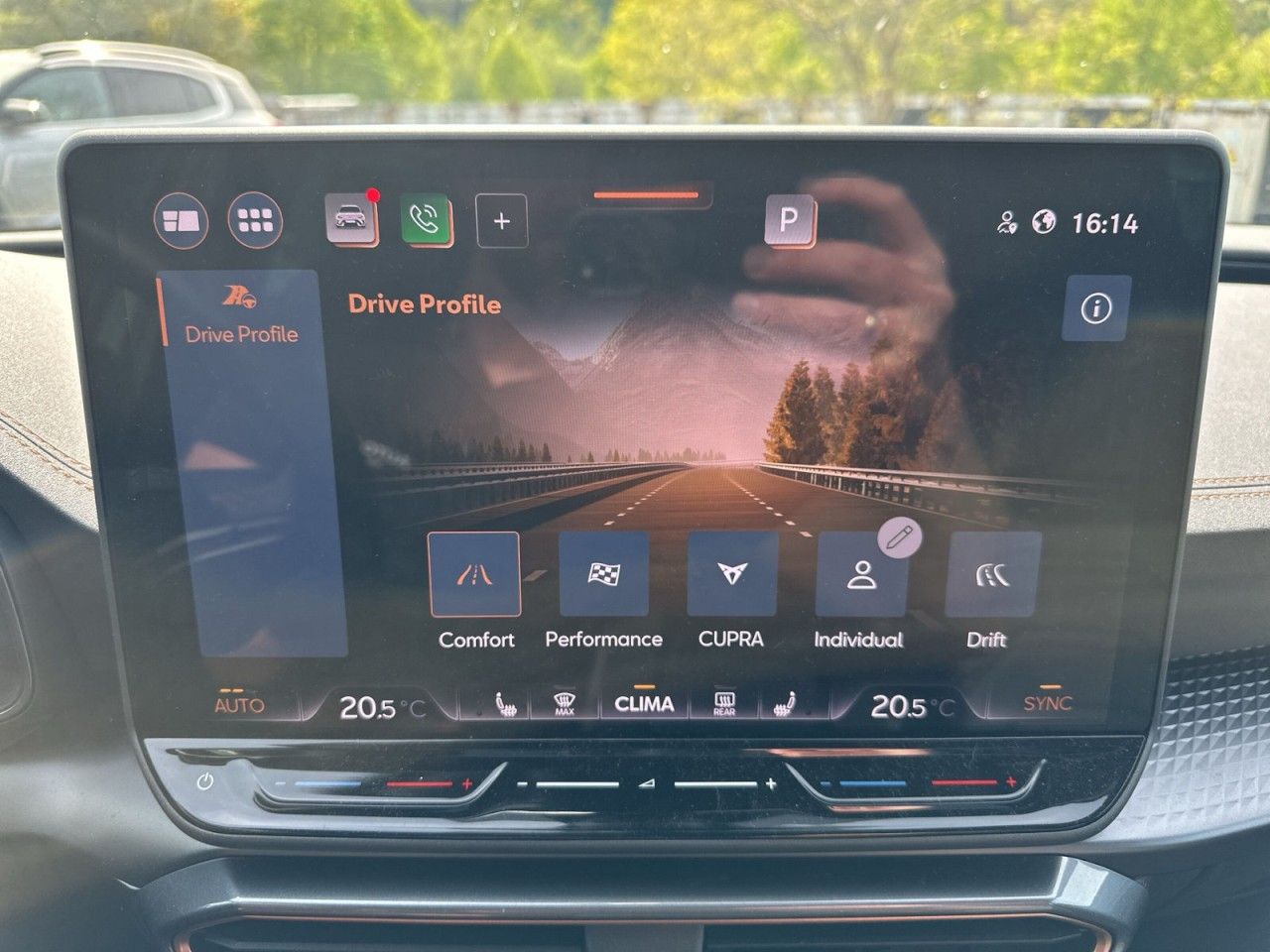 Fahrzeugabbildung CUPRA Leon ST VZ 2.0 TSI 333 PS 4Drive Akebono Pano - mit KI generiert/bearbeitet