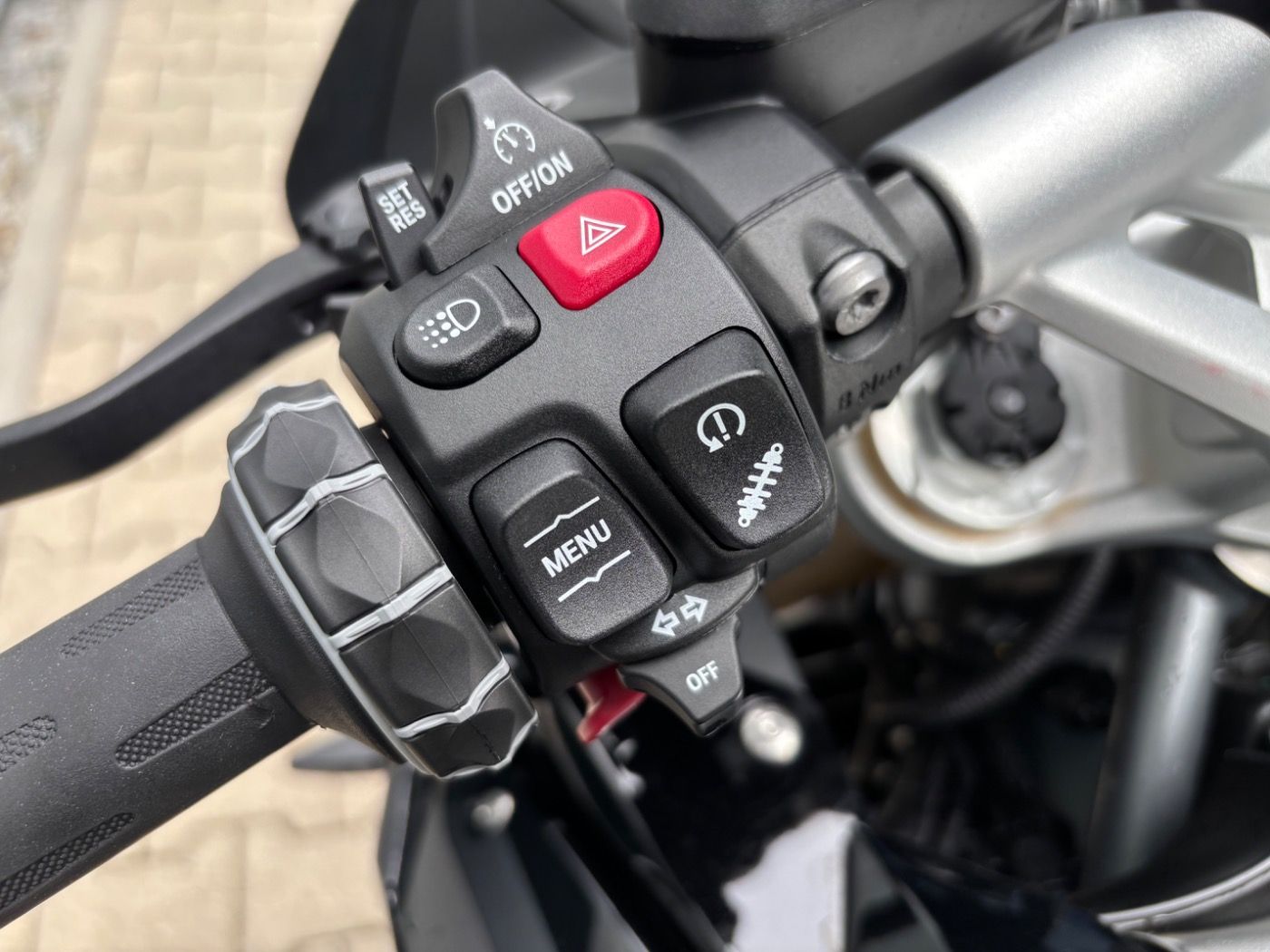 Fahrzeugabbildung BMW R 1250 RS Style Triple Black 3 Pakete Notruf