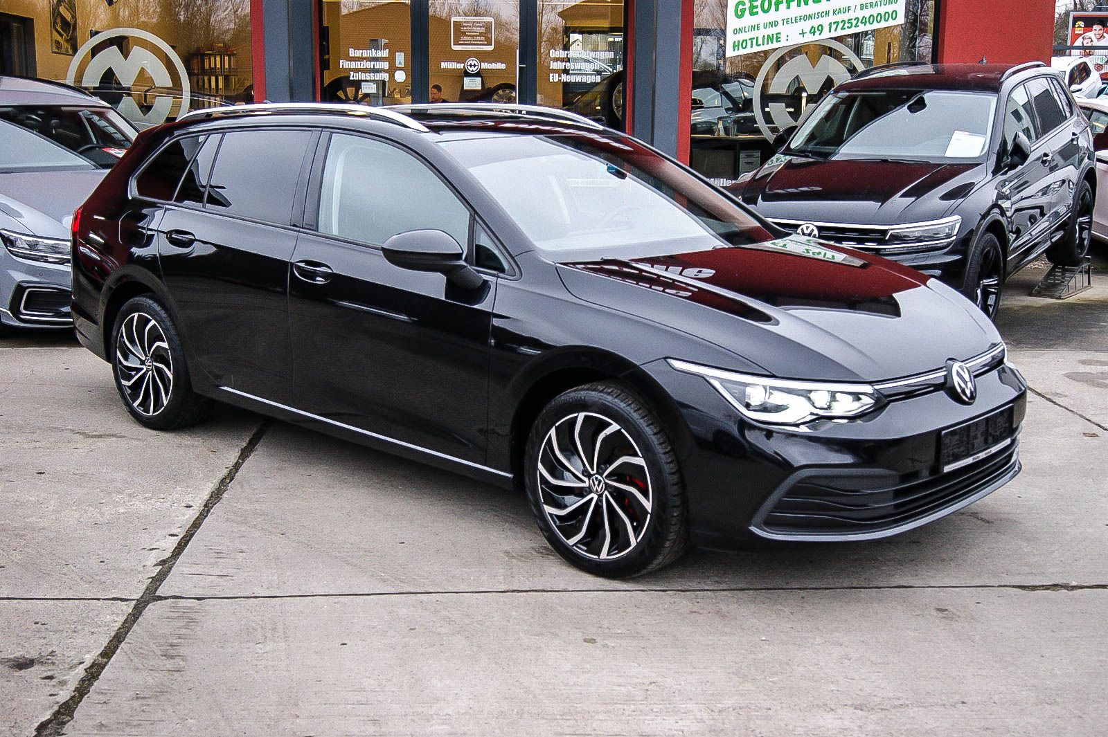 Fahrzeugabbildung Volkswagen Golf VIII Var 20TDI DSG LIFE STDHG ANHZV PANO IQ