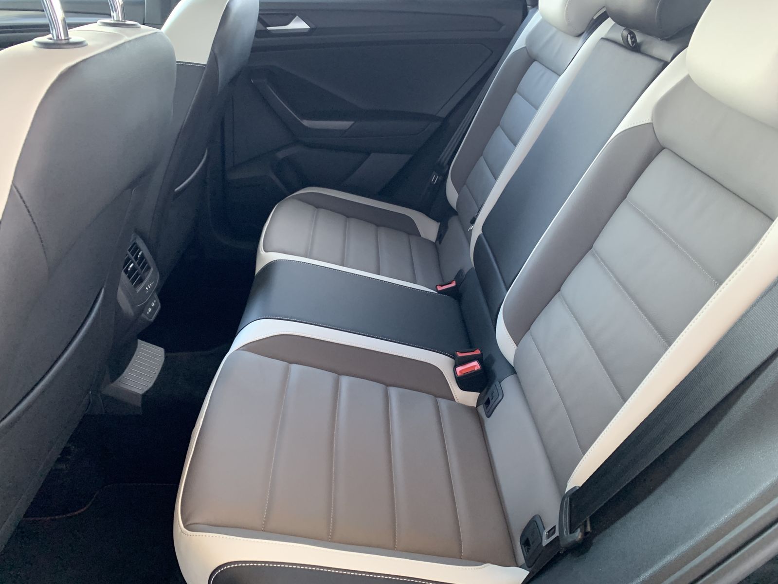 Fahrzeugabbildung Volkswagen T-Roc 1.5 TSI*Sport*LED*ACC*Leder*Cam*Spur*Navi*