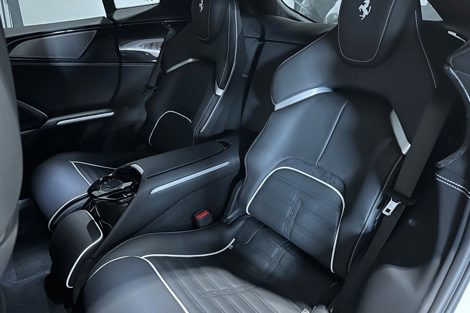 Fahrzeugabbildung Ferrari Purosangue | Carbon | Panorama | Massage Seats