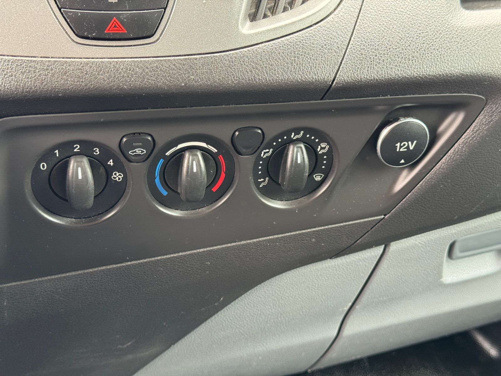 Fahrzeugabbildung Ford Transit Custom 2.2 TDCI HOCHDACH L2 H2 3-SITZER