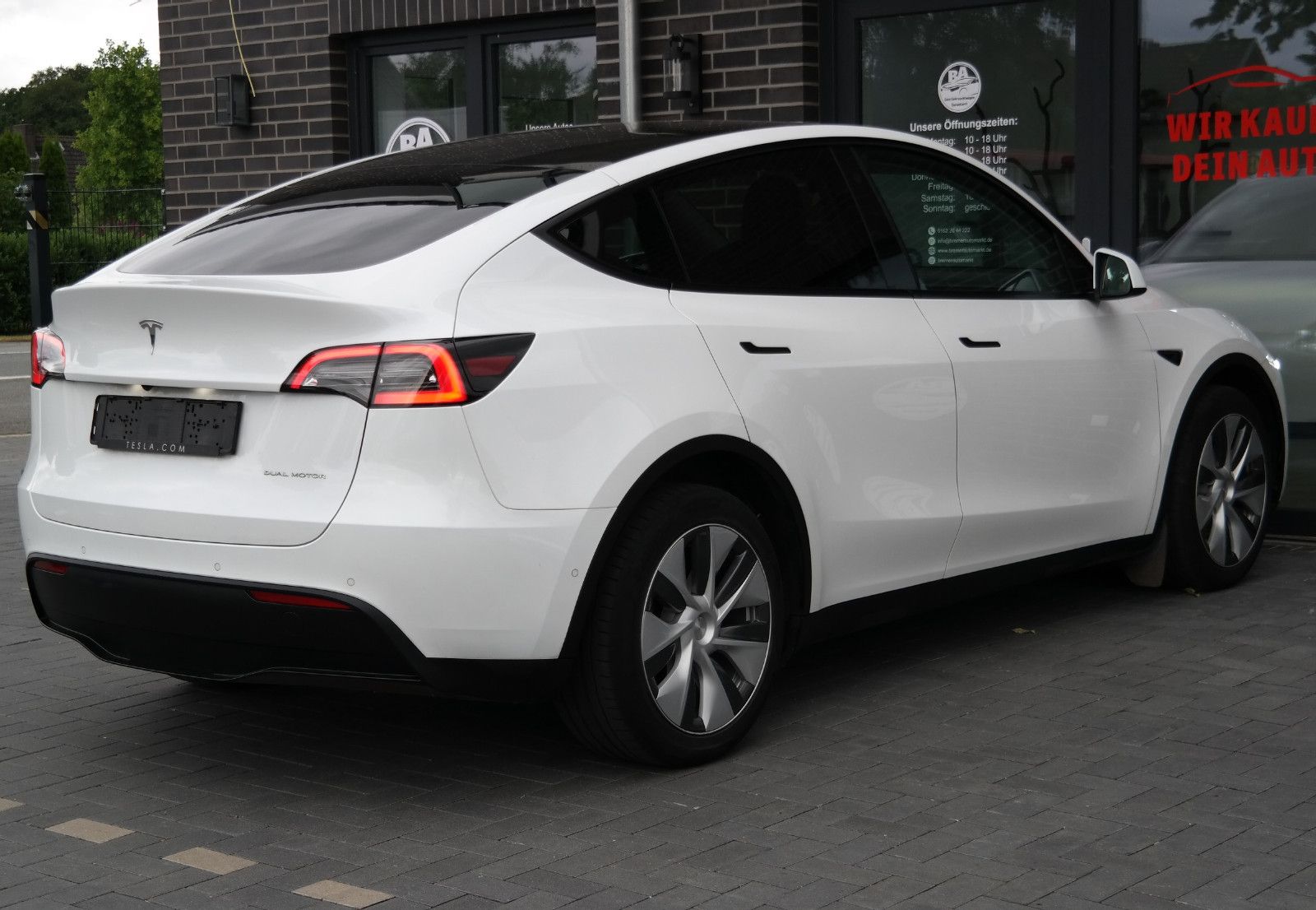 Tesla Model Y Long Range Dual AWD Top Zustand 1 Hand foto 5