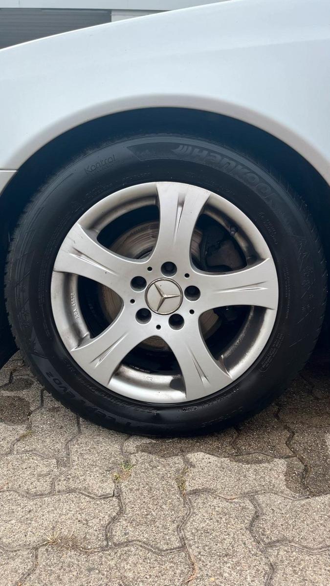 Mercedes-Benz E220 2005 — photo 12