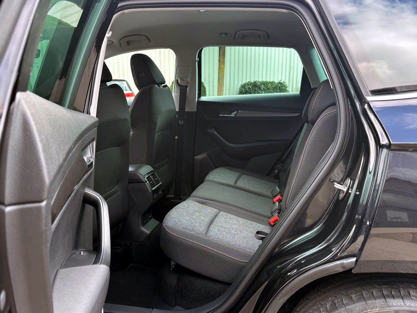 Fahrzeugabbildung SKODA Karoq 2.0TDI DSG 4x4 CLEVER LED ACC KAM AHK SHZ