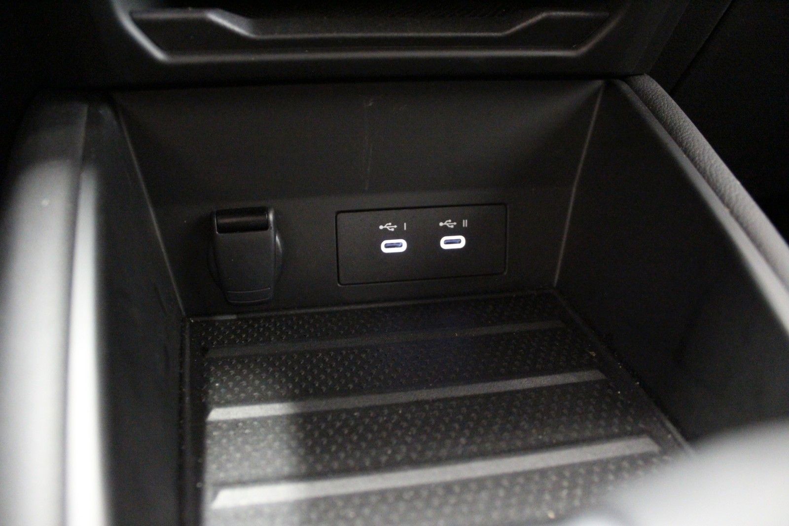 Fahrzeugabbildung Renault Captur Mild Hybrid 160 EDC Techno *Ganzjahresrei