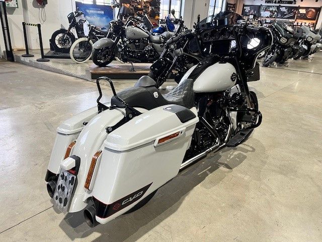 Fahrzeugabbildung Harley-Davidson CVO Milwaukee-Eight 117 mit einigen Umbauten