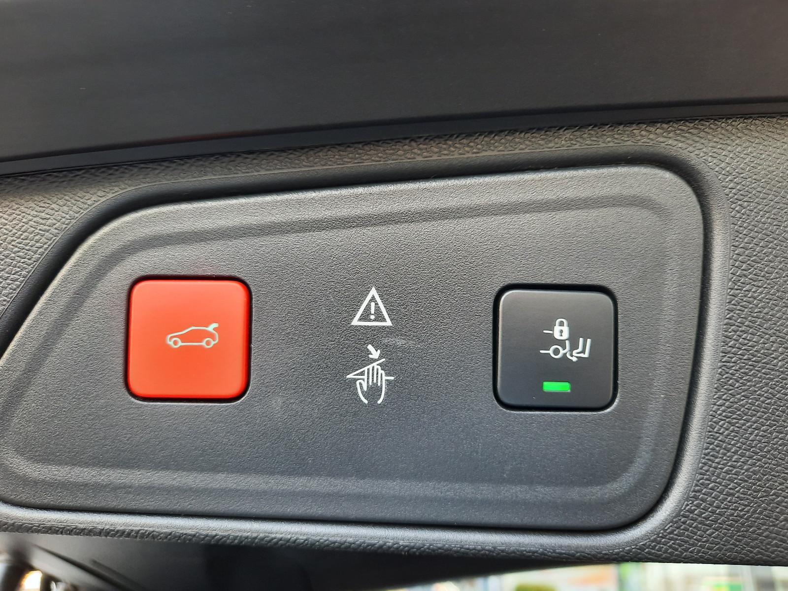 Peugeot 3008 Crossway EAT8  NAVI SH ELHK GJR aAHK