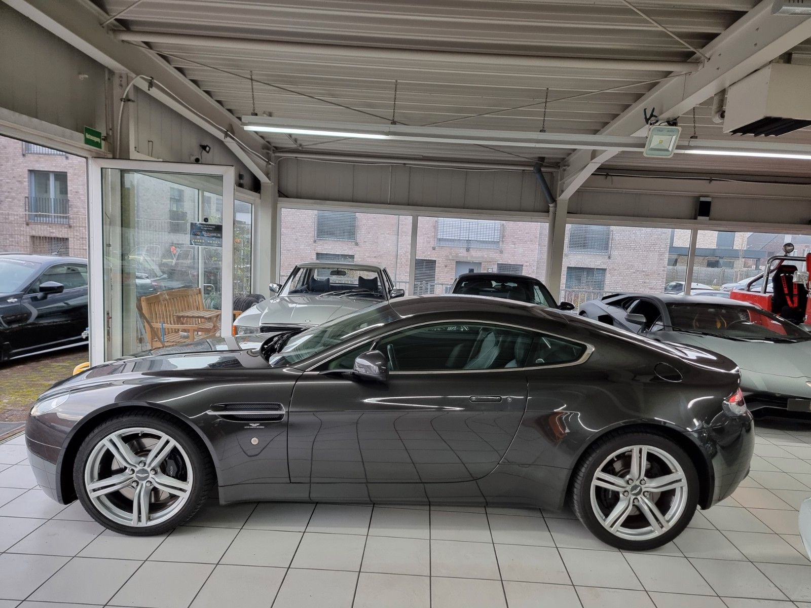 Fahrzeugabbildung Aston Martin V8 Vantage 4.7l/Quantum Silber/BRD/Erstlack/2.Hd