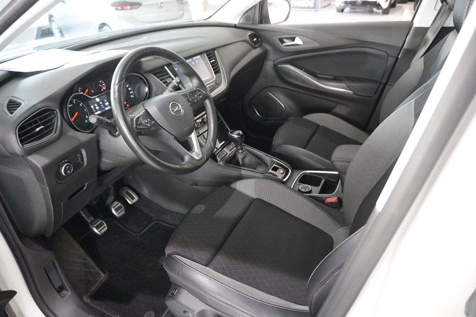 Fahrzeugabbildung Opel Grandland (X) 1.2T INNOV. NAVI/LED/KAMERA/PANO.