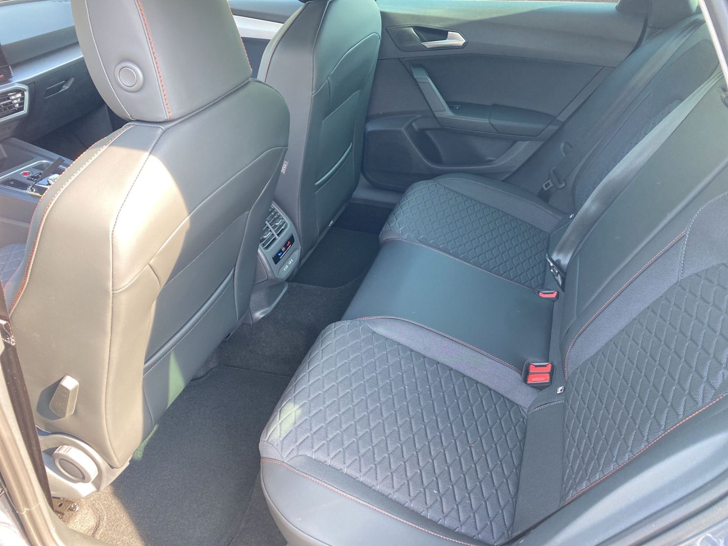 Fahrzeugabbildung SEAT Leon Sportstourer FR 2.0 TDI EU6d *Navi *digital
