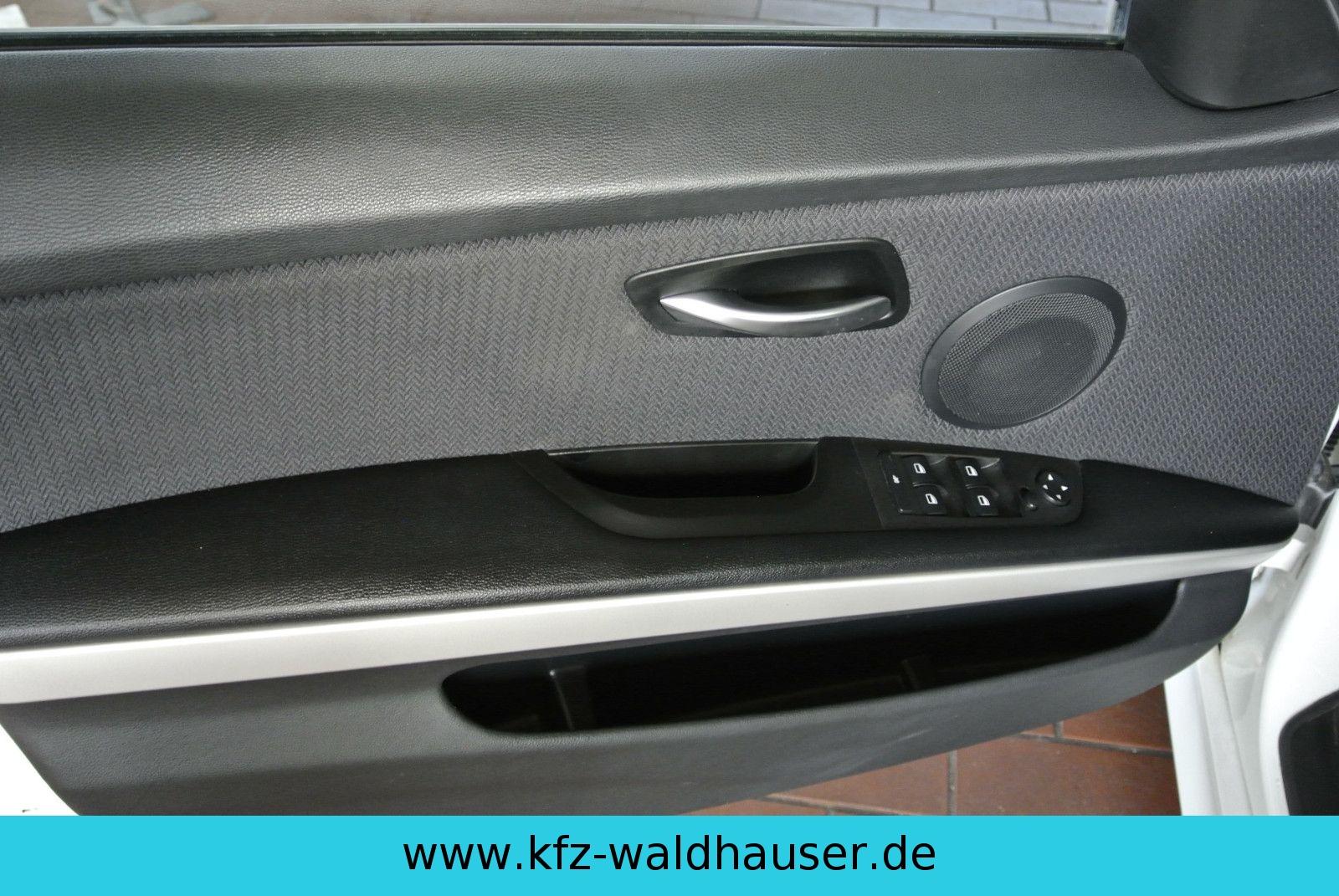 BMW 318 2010 — photo 31