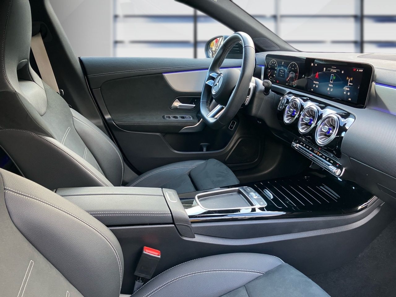 Fahrzeugabbildung Mercedes-Benz CLA 200 d Coupé AMG+AHK+NIGHT+DISTR+MULTIB+KEYL+