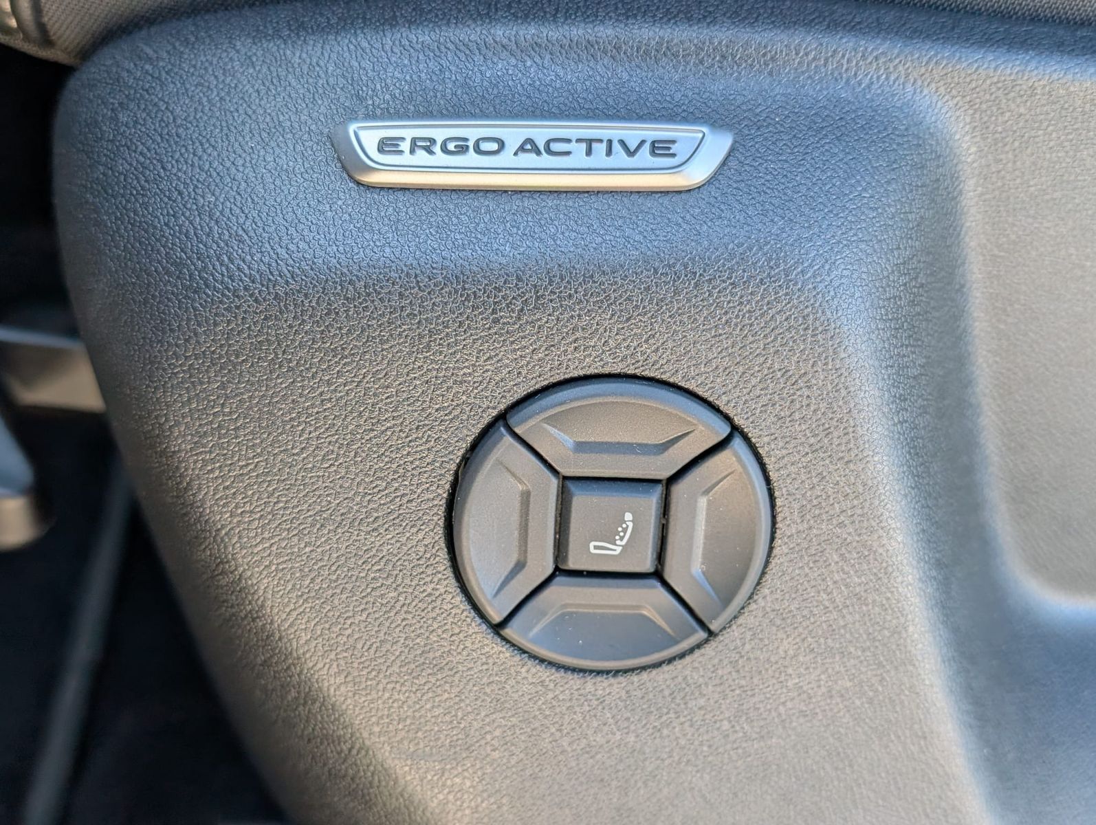Fahrzeugabbildung Volkswagen Tayron 2.0TDI 4M R-Line 7Si*MATRIX*AHK*PANO*H&K