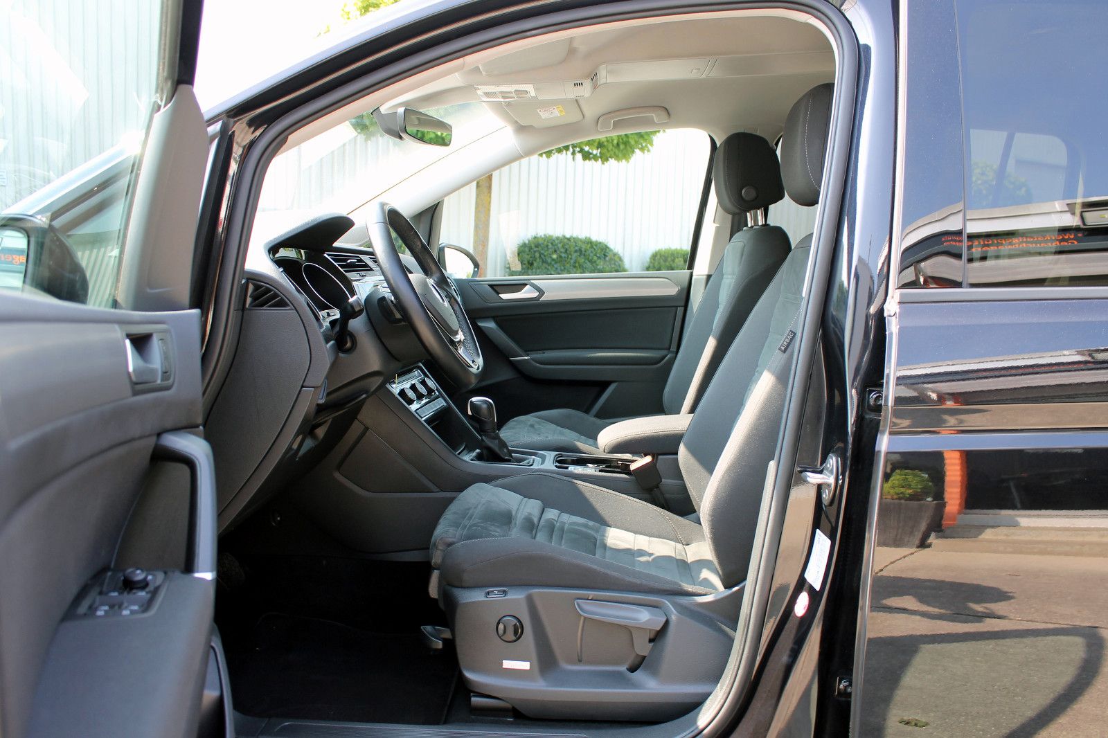 Fahrzeugabbildung Volkswagen Touran Comfortline 2.0TDI 7-Stz. ACC PDC SHZ BT