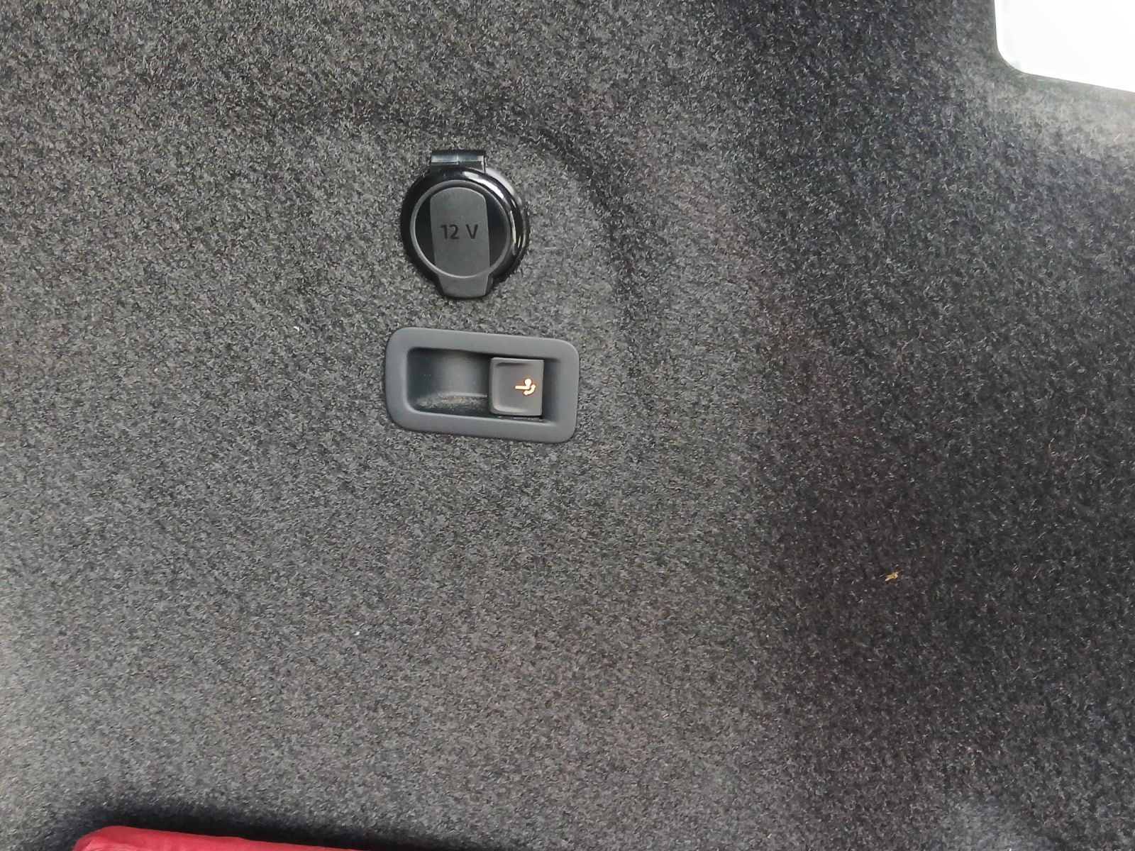 Fahrzeugabbildung Volkswagen Golf VIII Variant TSI R-Line LED AHK Navi AID AC