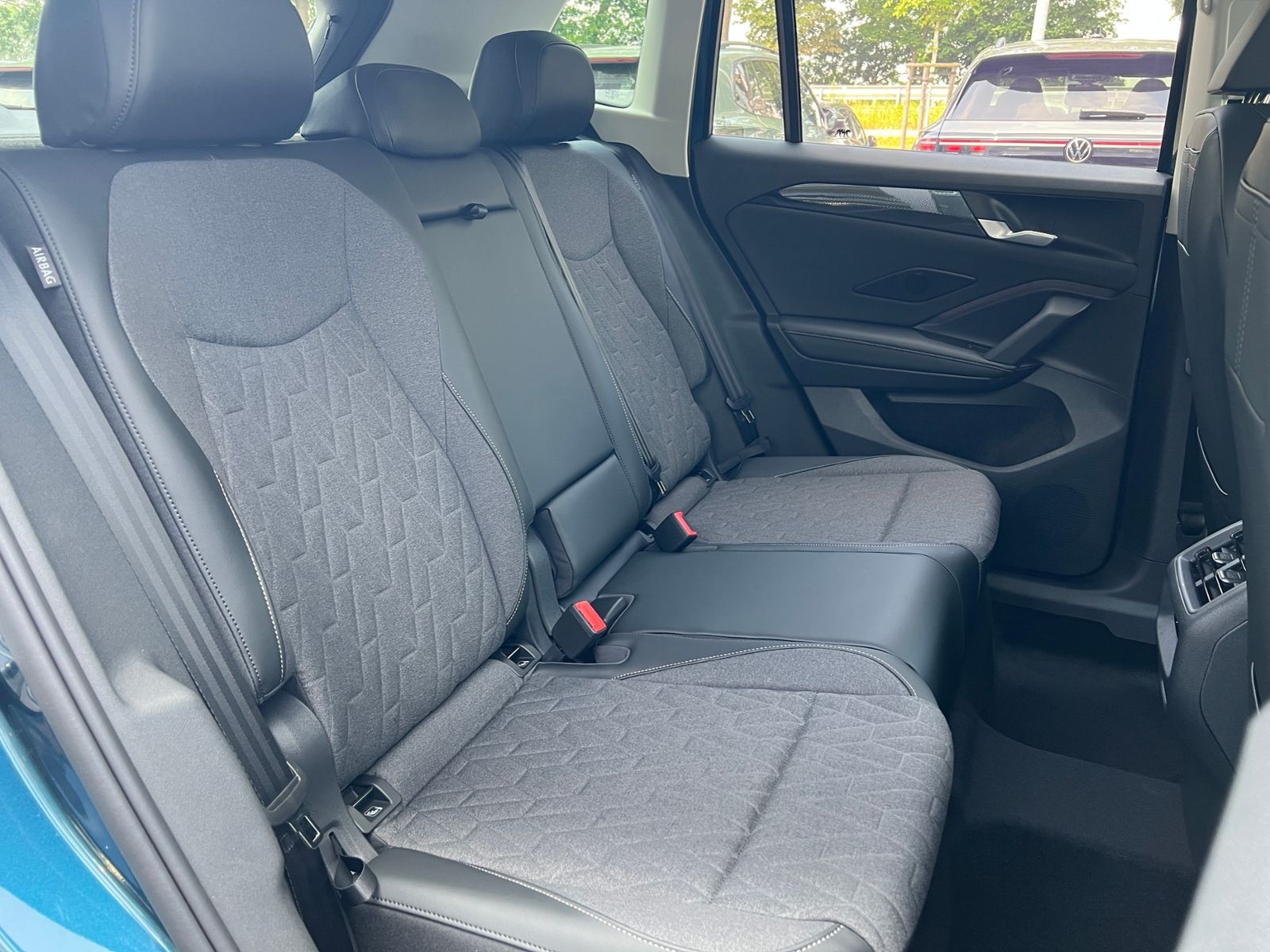 Fahrzeugabbildung Volkswagen Tiguan LIFE 1.5 eTSI DSG *AHK, LED Plus, Kamera,