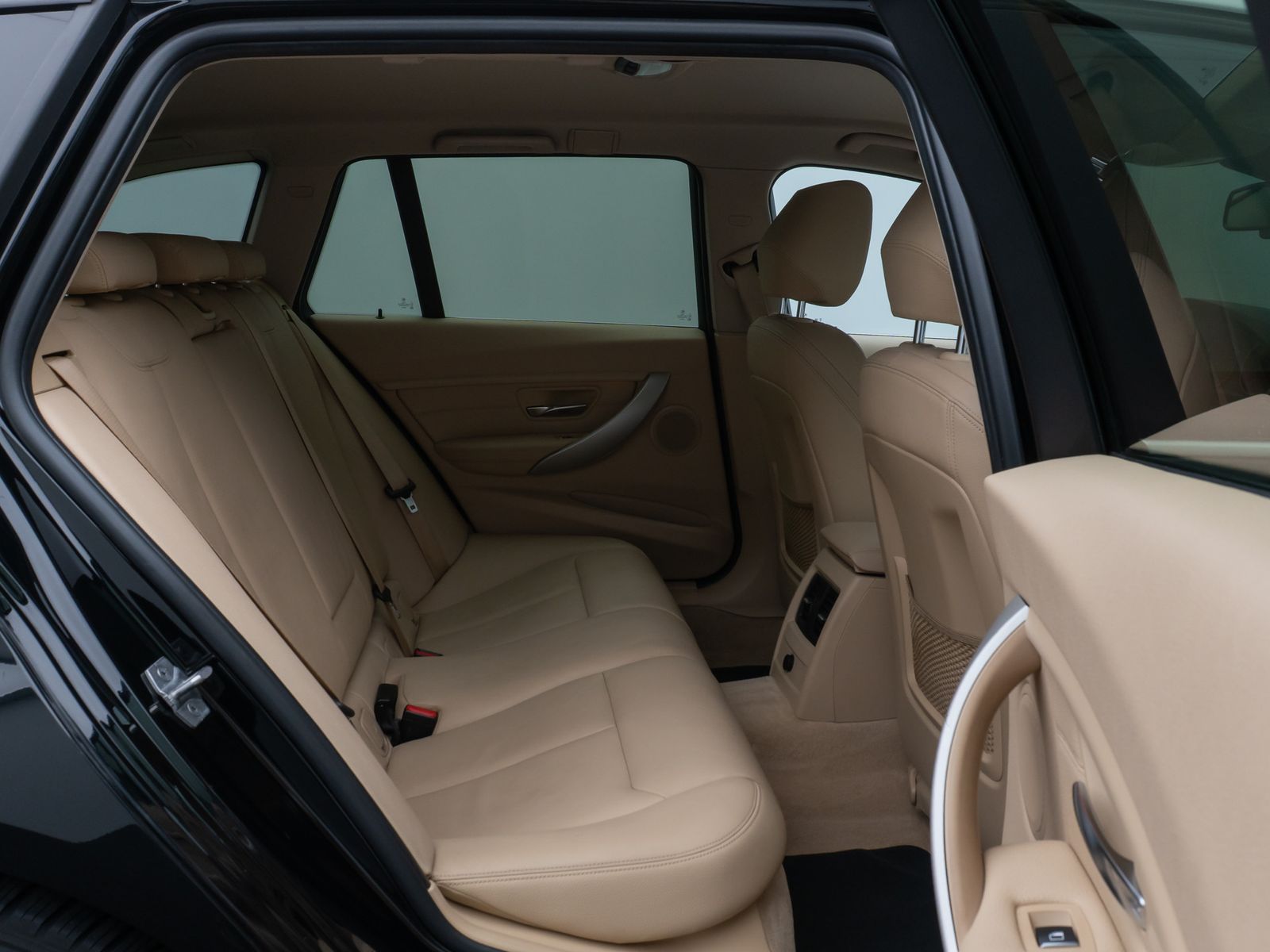 Fahrzeugabbildung BMW 320d xD PDC HUD Lenkrhzg Stop&Go Alarm Komfort