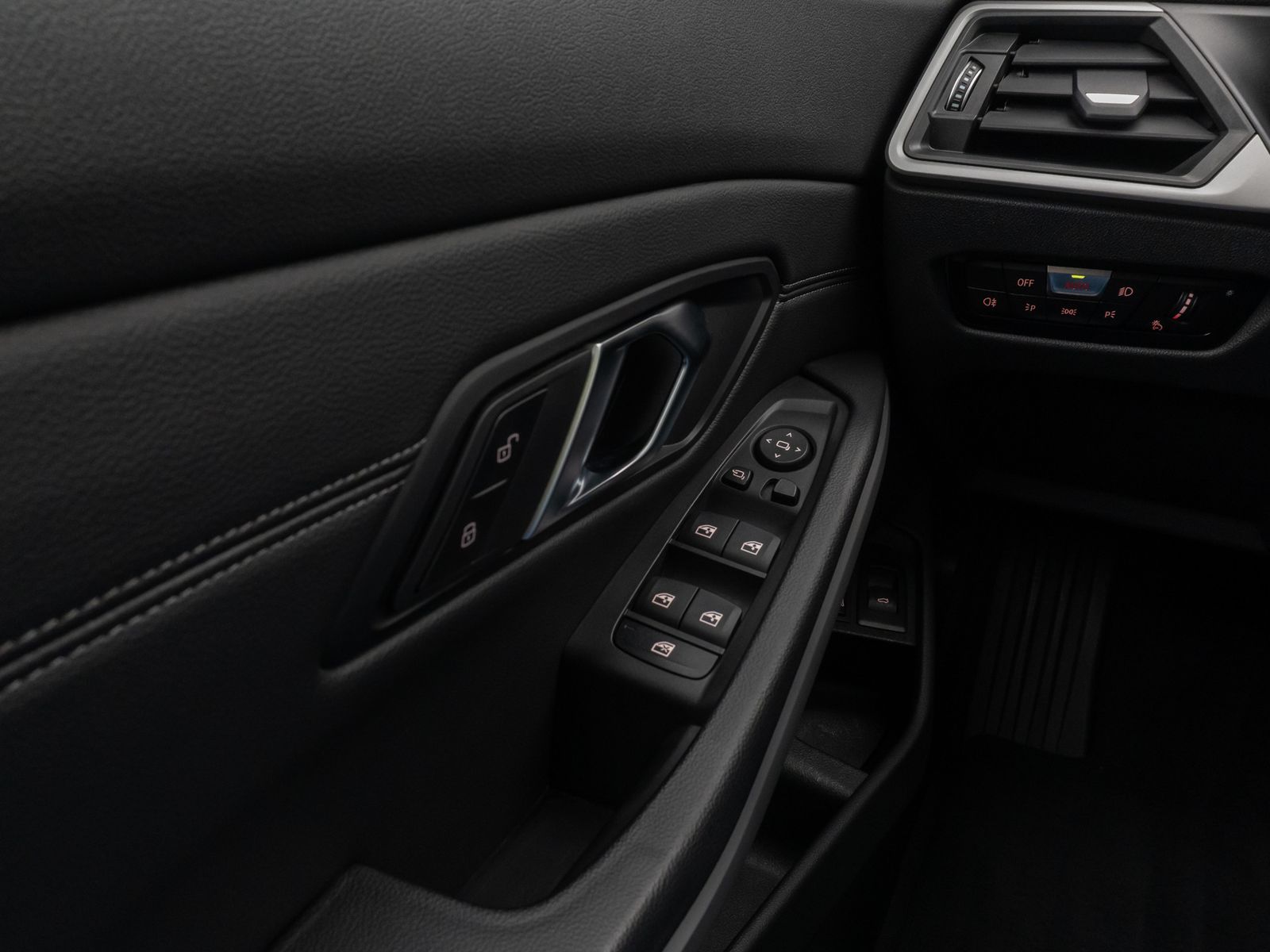 Fahrzeugabbildung BMW 330e Panorama Kamera HUD DAB HiFi AHK Sport Lede