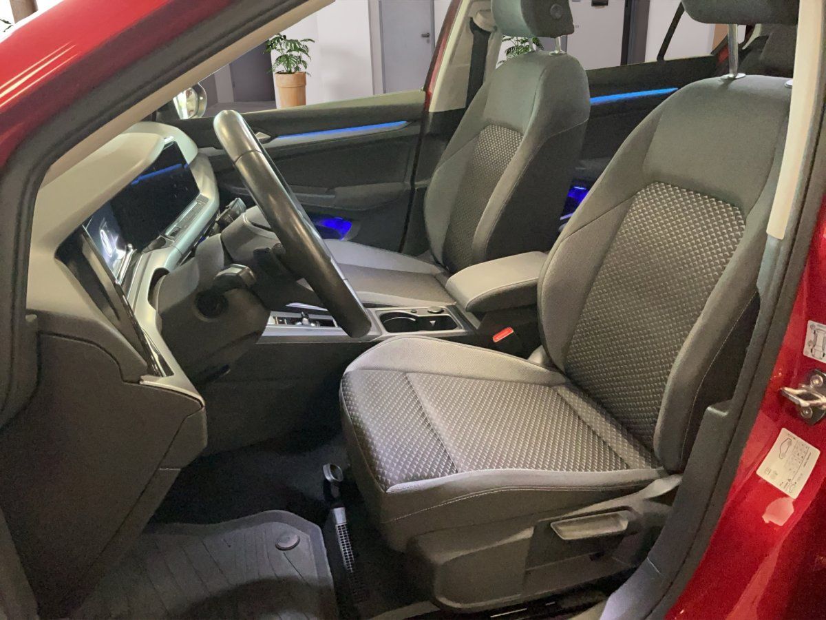 Fahrzeugabbildung Volkswagen Golf VIII Active 1.5 eTSI DSG Pano LED