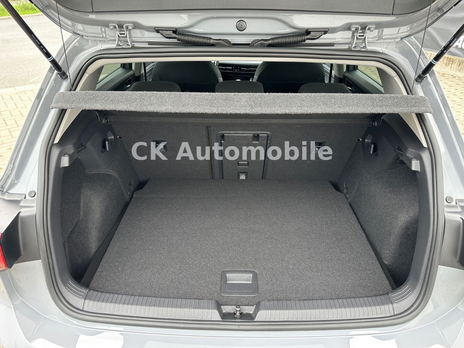 Fahrzeugabbildung Volkswagen Golf VIII Lim. Active 1.5 TSI/Navi/LED/ACC/PDC