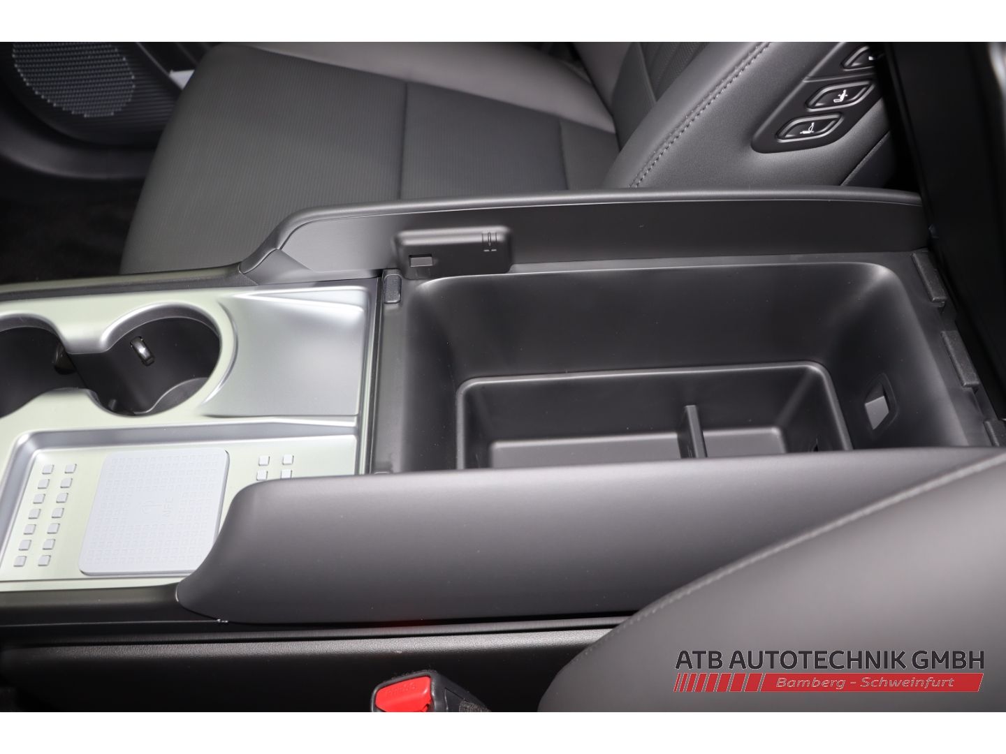 Fahrzeugabbildung Hyundai IONIQ 9 7-Sitzer MY26 110 kWh 307 PS 4WD UNIQ