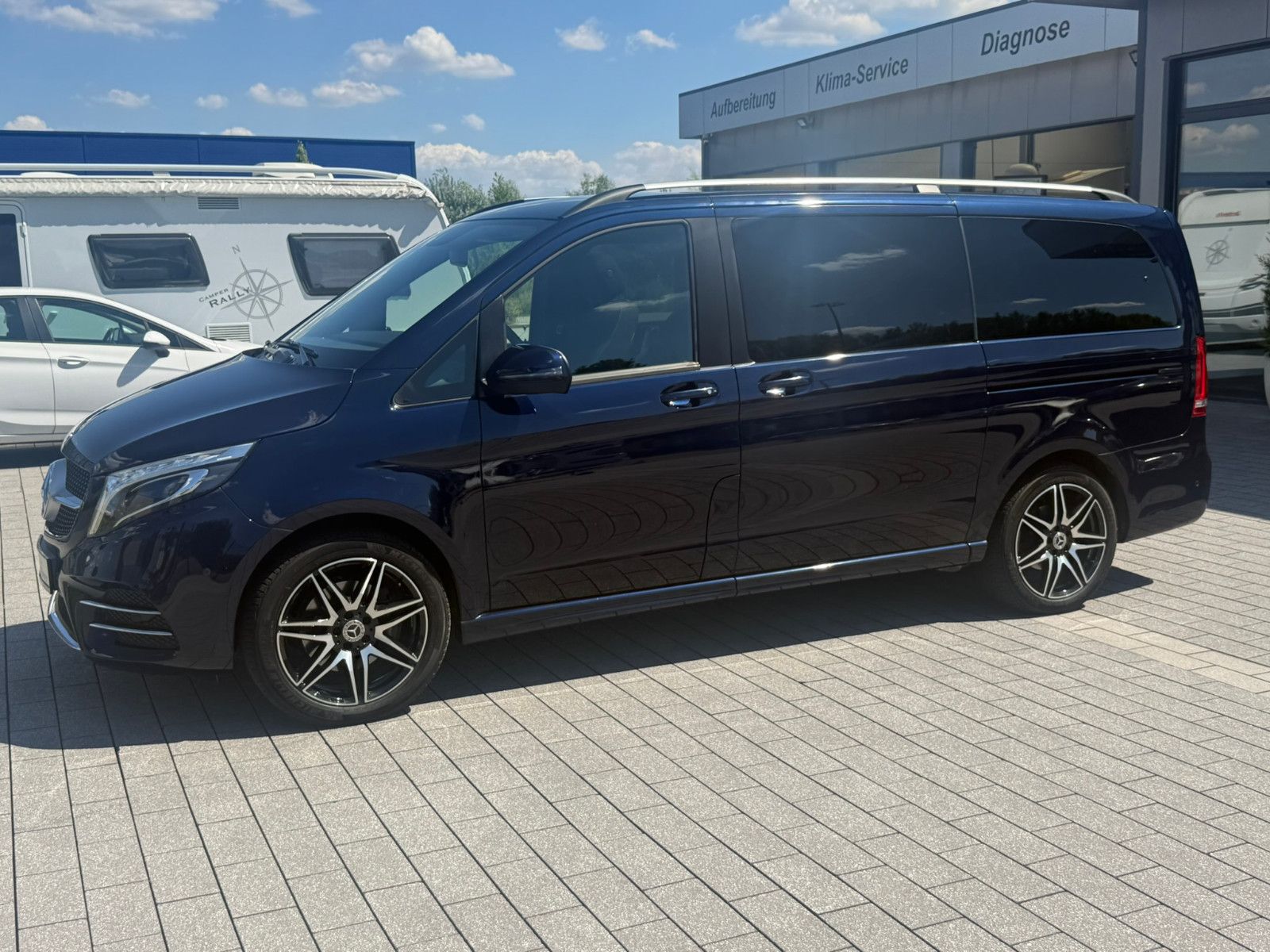 Fahrzeugabbildung Mercedes-Benz V 300 d EDITION 4MATIC lang AMG Line