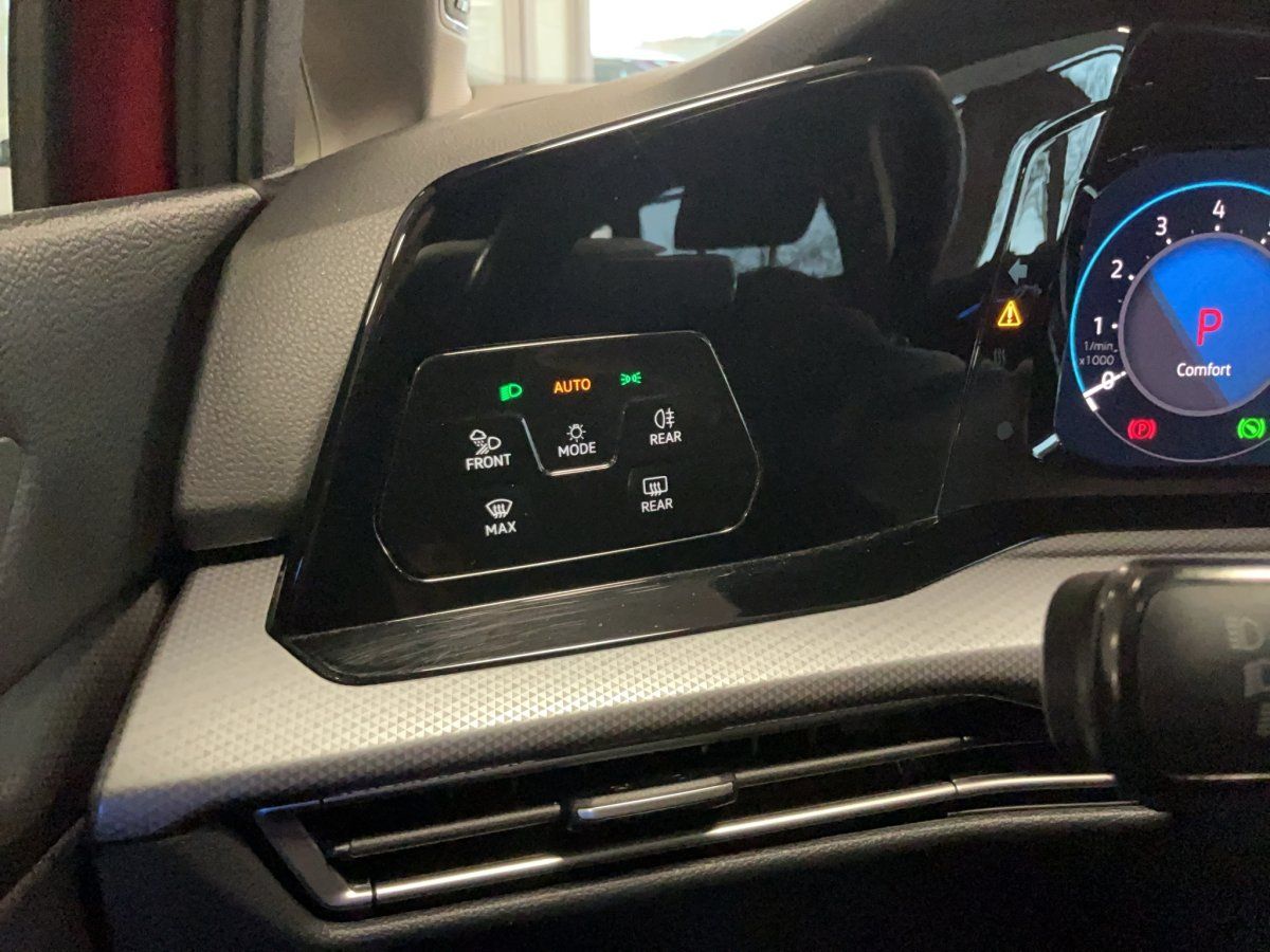 Fahrzeugabbildung Volkswagen Golf VIII Active 1.5 eTSI DSG Pano LED
