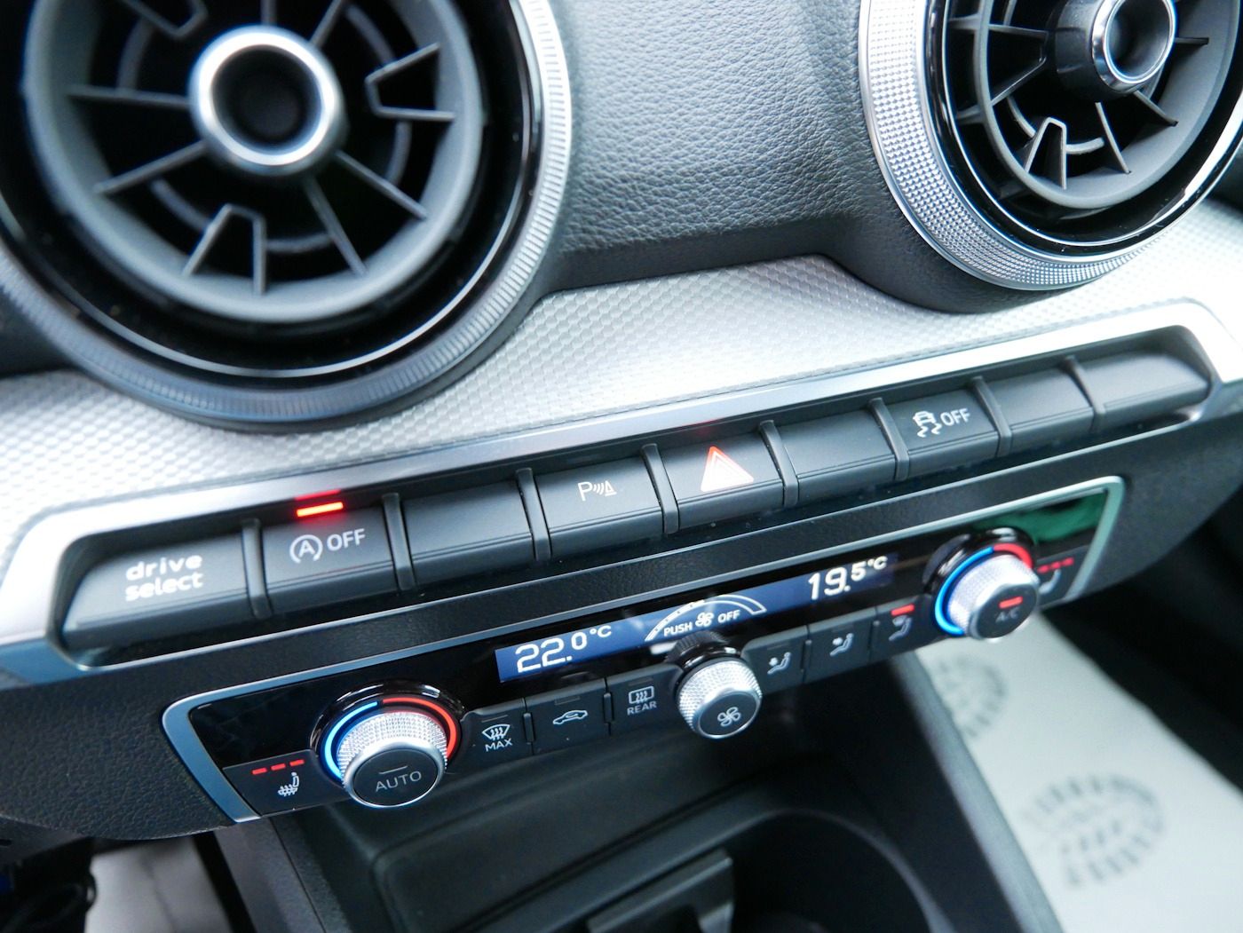 Fahrzeugabbildung Audi Q2 1.5 TFSI S-Line NEU43T DSG ACC Kamera SHZ LED