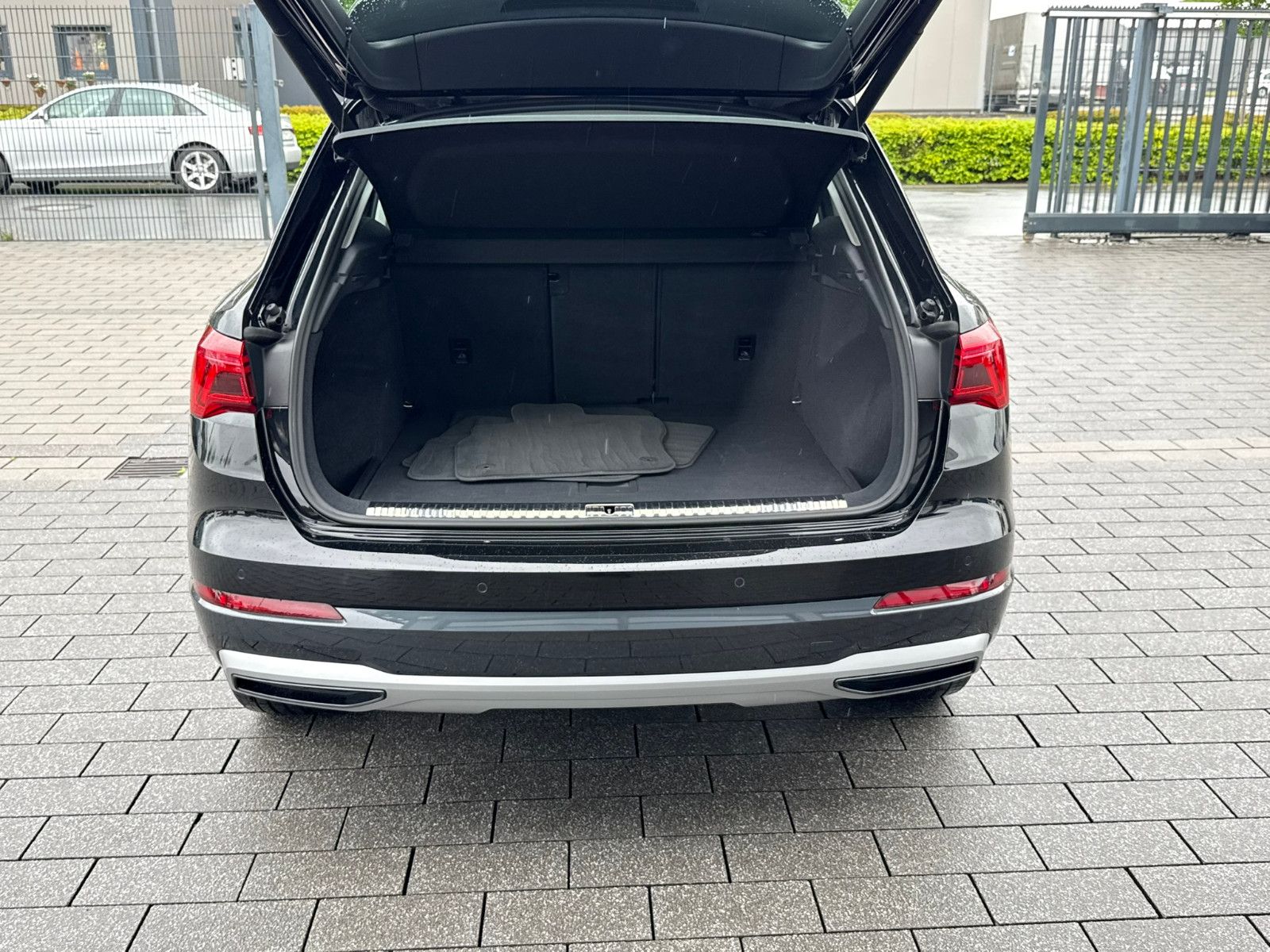 Fahrzeugabbildung Audi Q3 40 TFSI quattro advanced NAVI KLIMAAUTO PDC