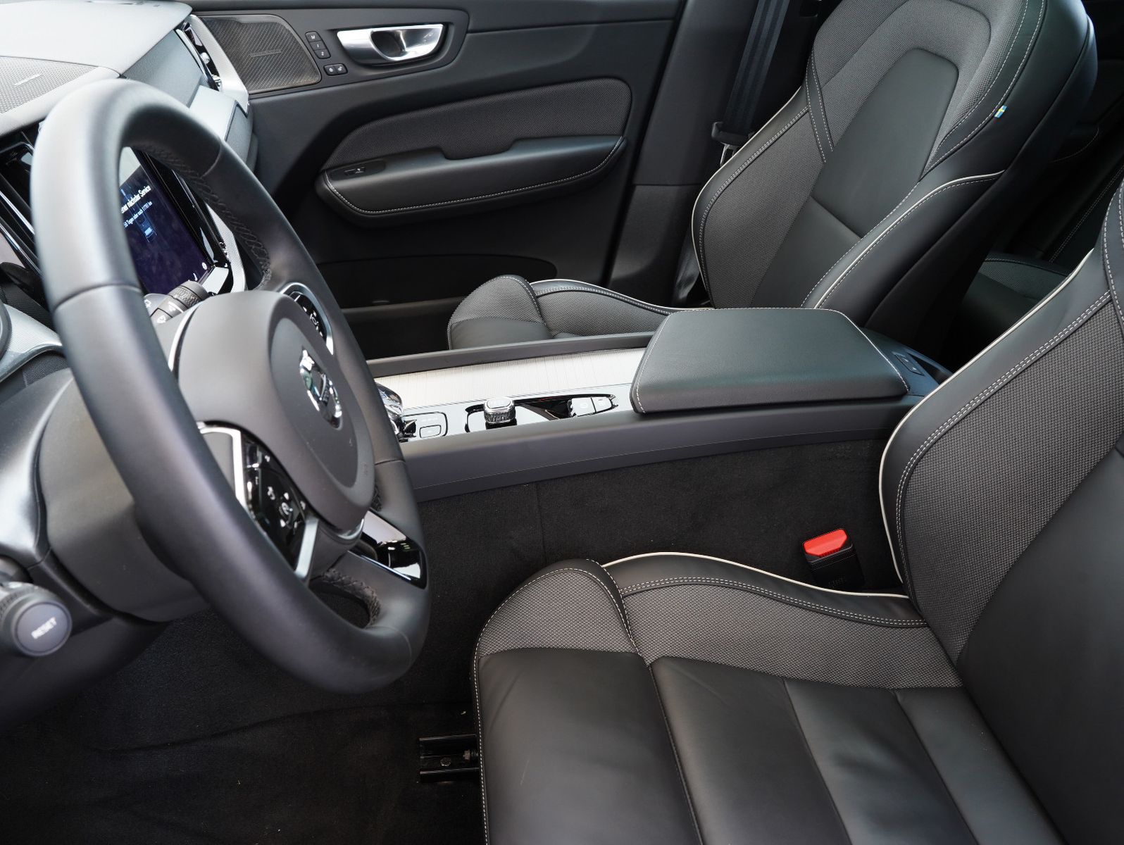 Fahrzeugabbildung Volvo XC60 B4 D AWD Plus Dark PANORAMA/LED/ACC/AHK