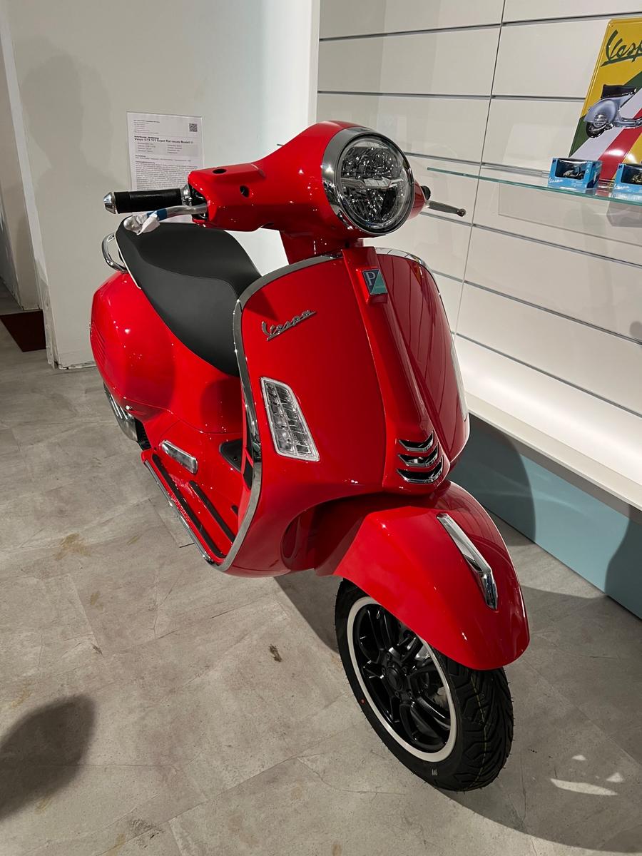 Vespa GTS 125 Super Rot neues Modell !!!