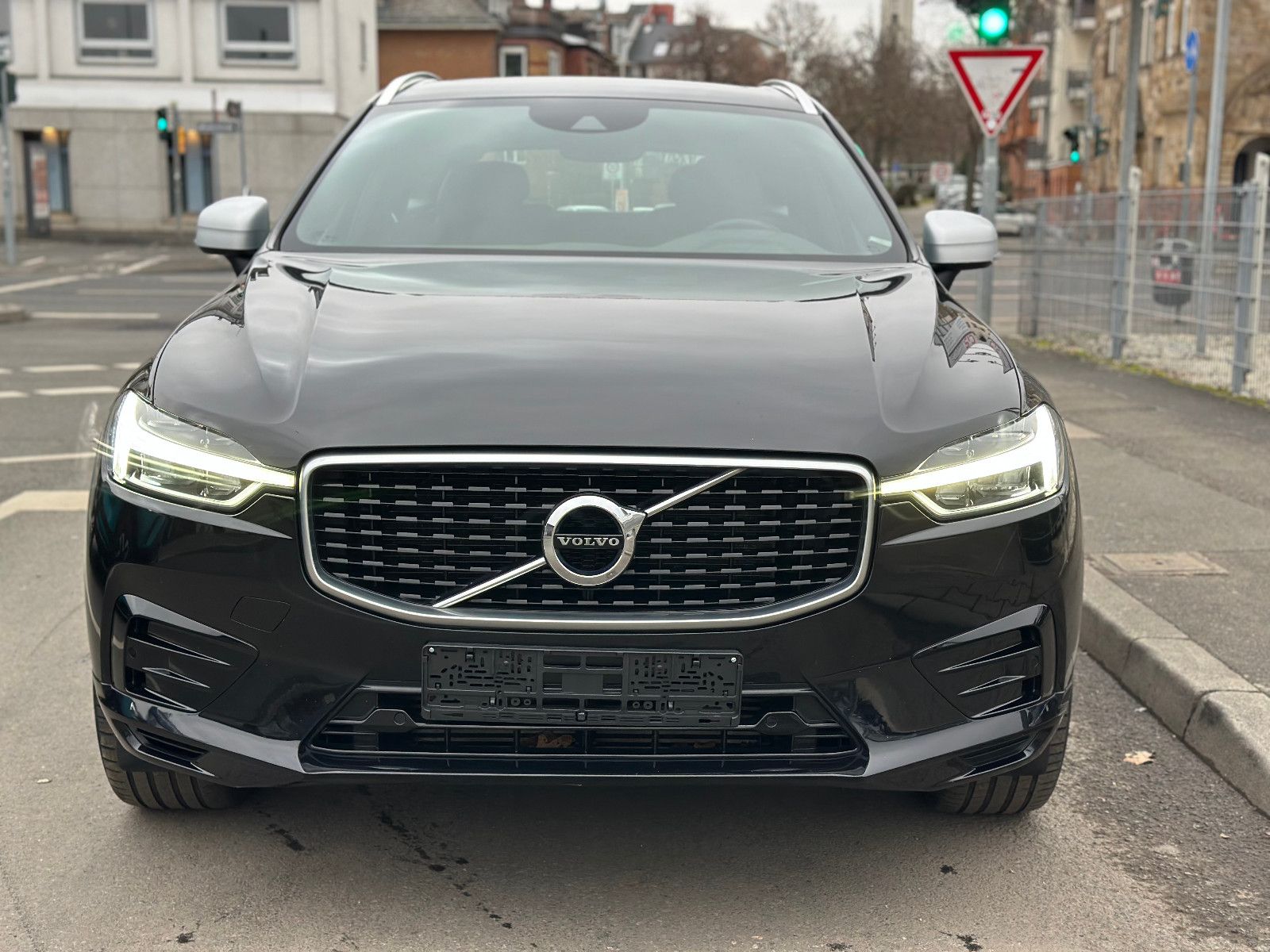 Fahrzeugabbildung Volvo XC60 T5 R DESIGN AWD*PANO+AHK+LED*