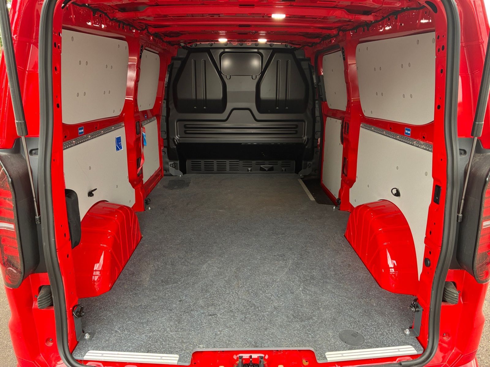 e-Transporter Kasten 160 kW BEV 1-Gang Radst. 35