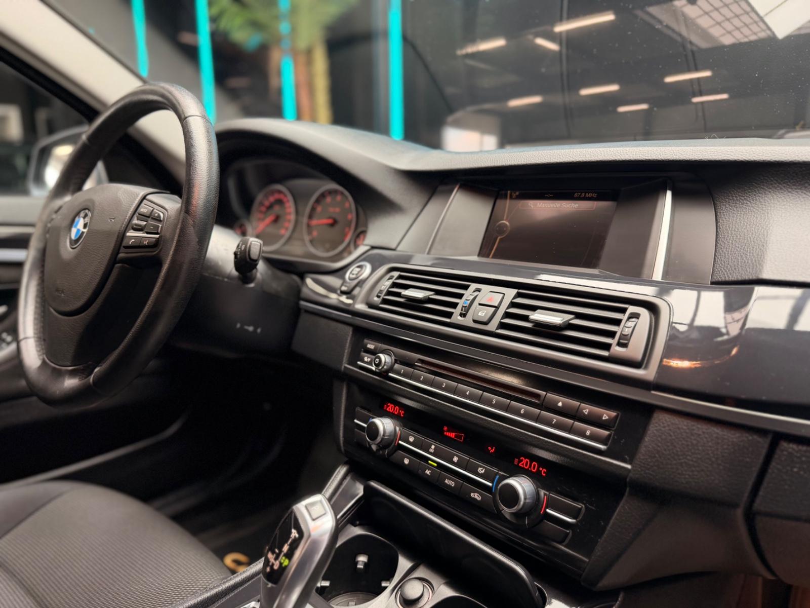 BMW 520i  Touring Bi-Xenon/AHK/Navi/BT/SHZ/PDC