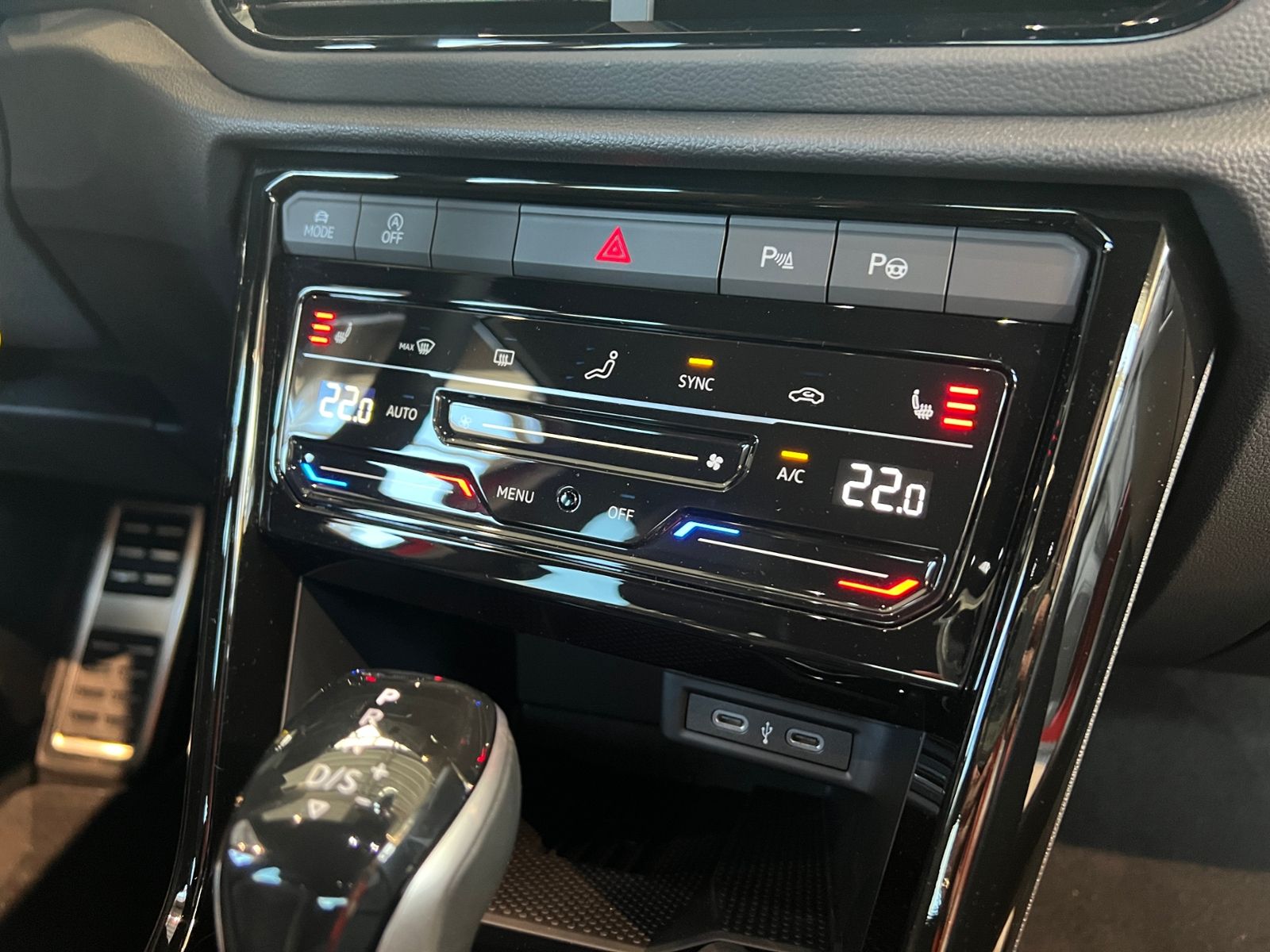 Fahrzeugabbildung Volkswagen T-Roc R-Line 1.5 TSI DSG *AHK, Navi, Black Style