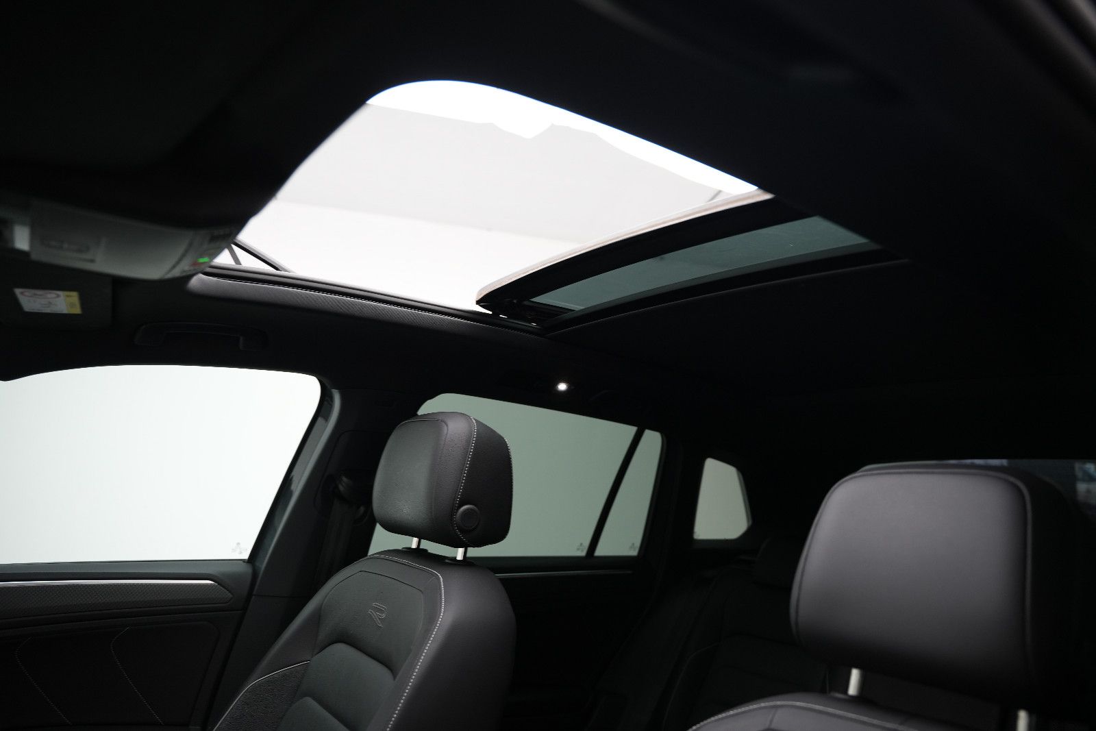Fahrzeugabbildung Volkswagen Tiguan R-Line Hybrid *Panorama*360°Kam*Virtual