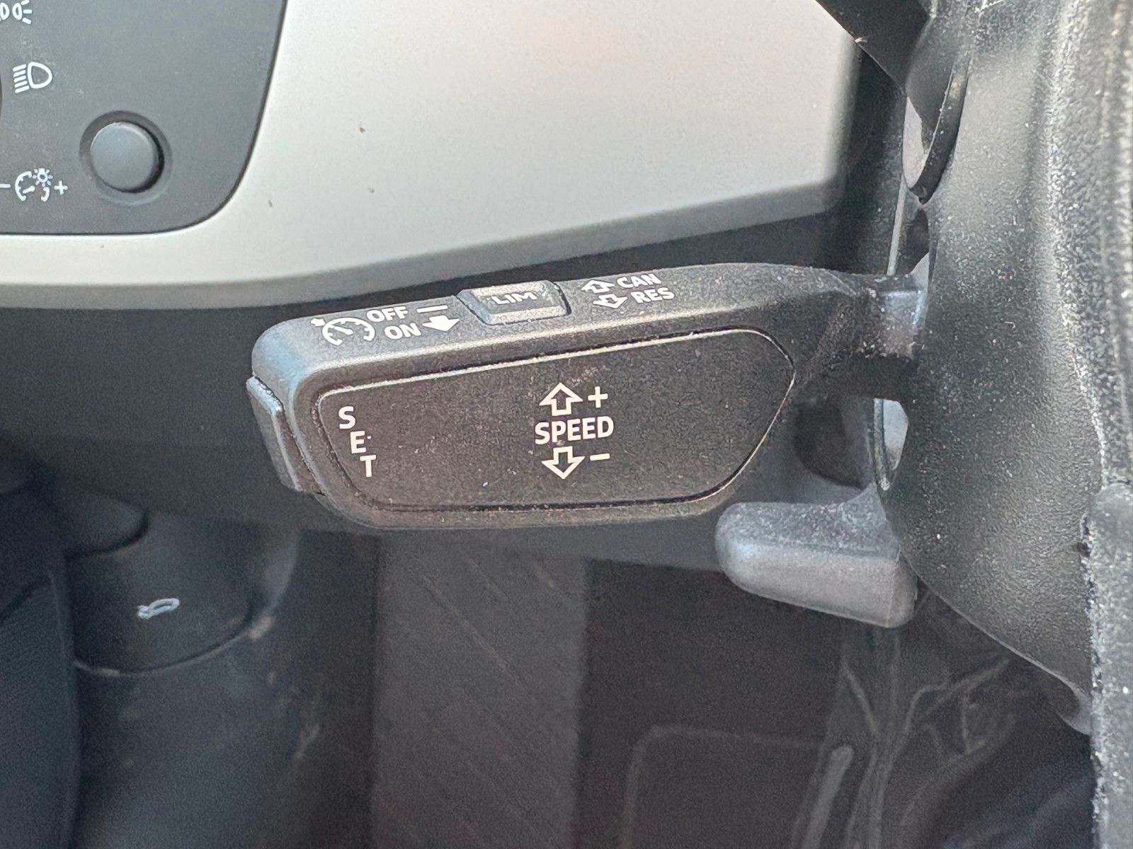 Fahrzeugabbildung Audi A4 Avant 35 TDI advanced Aut Navi LED AHK Kamera