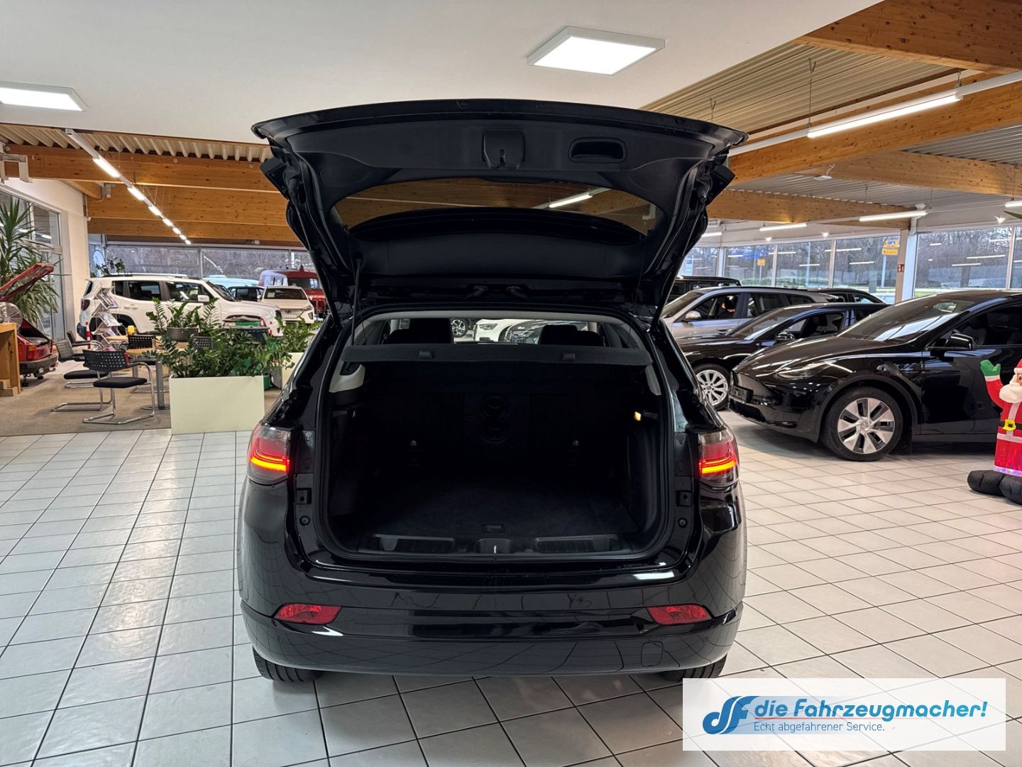 Fahrzeugabbildung Jeep Compass S Plug-In Hybrid 4WD Navi Soundsystem 36