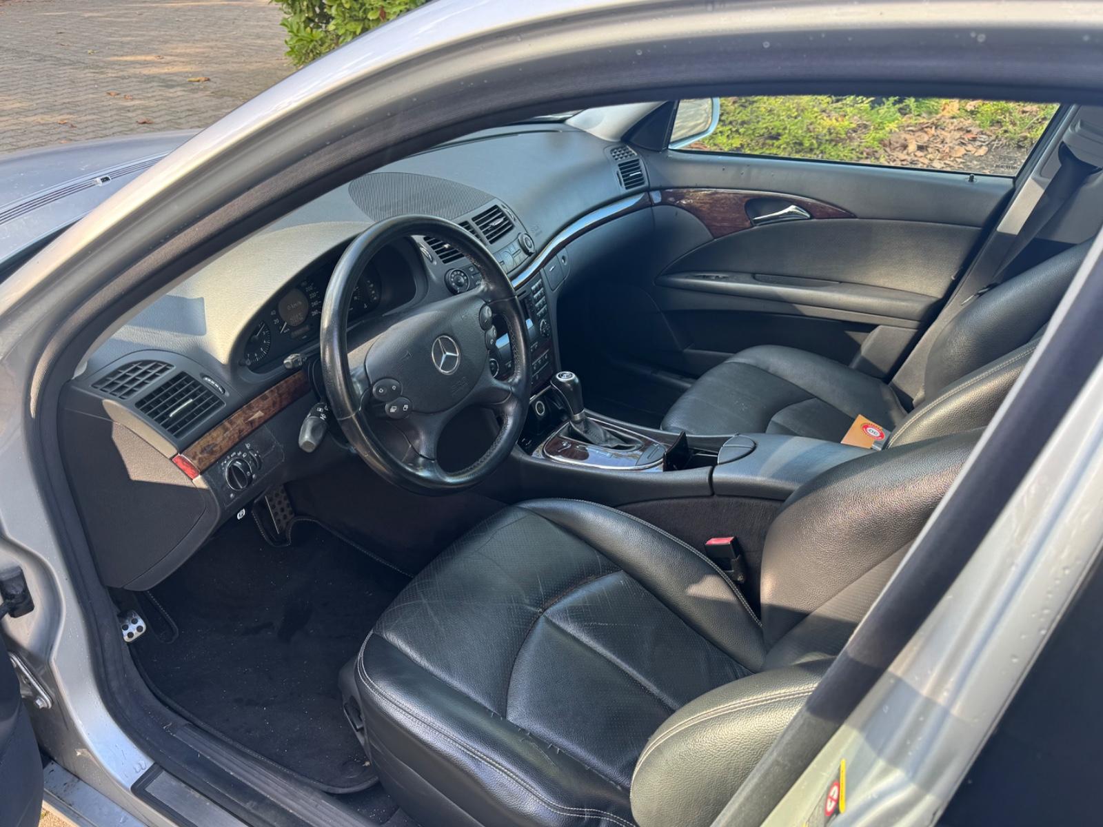 Mercedes-Benz E200 2005 — photo 11