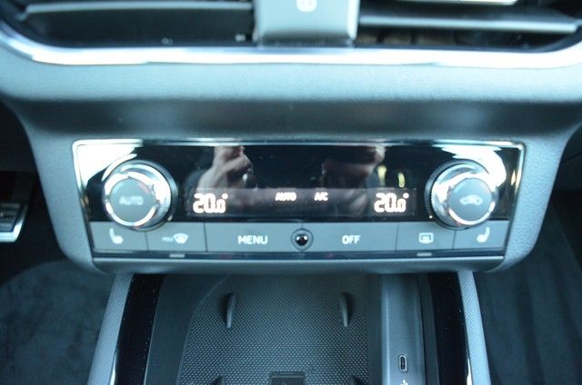 Fahrzeugabbildung SKODA Kamiq TSI Monte Carlo LED AHK Navi AID Pano ACC
