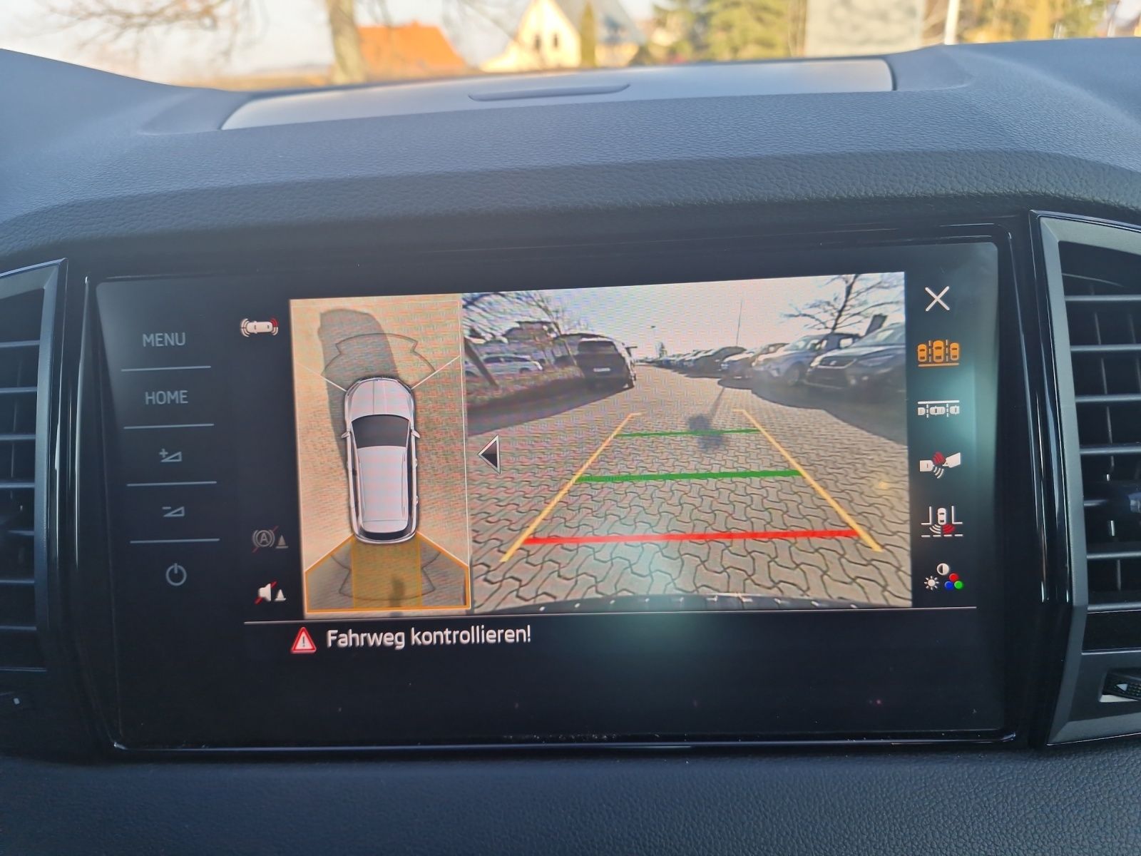 Fahrzeugabbildung SKODA Karoq TDI Sportline 4x4 Matrix PANO ACC Kamera36