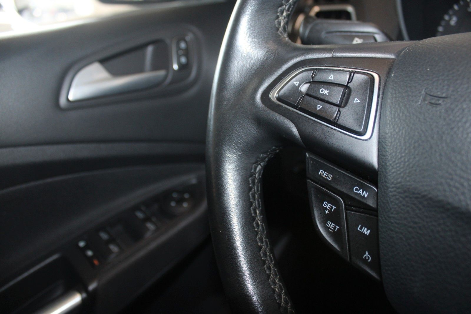 Fahrzeugabbildung Ford C-Max 1,5 Titanium Automatik NAVI AHK WinterPak