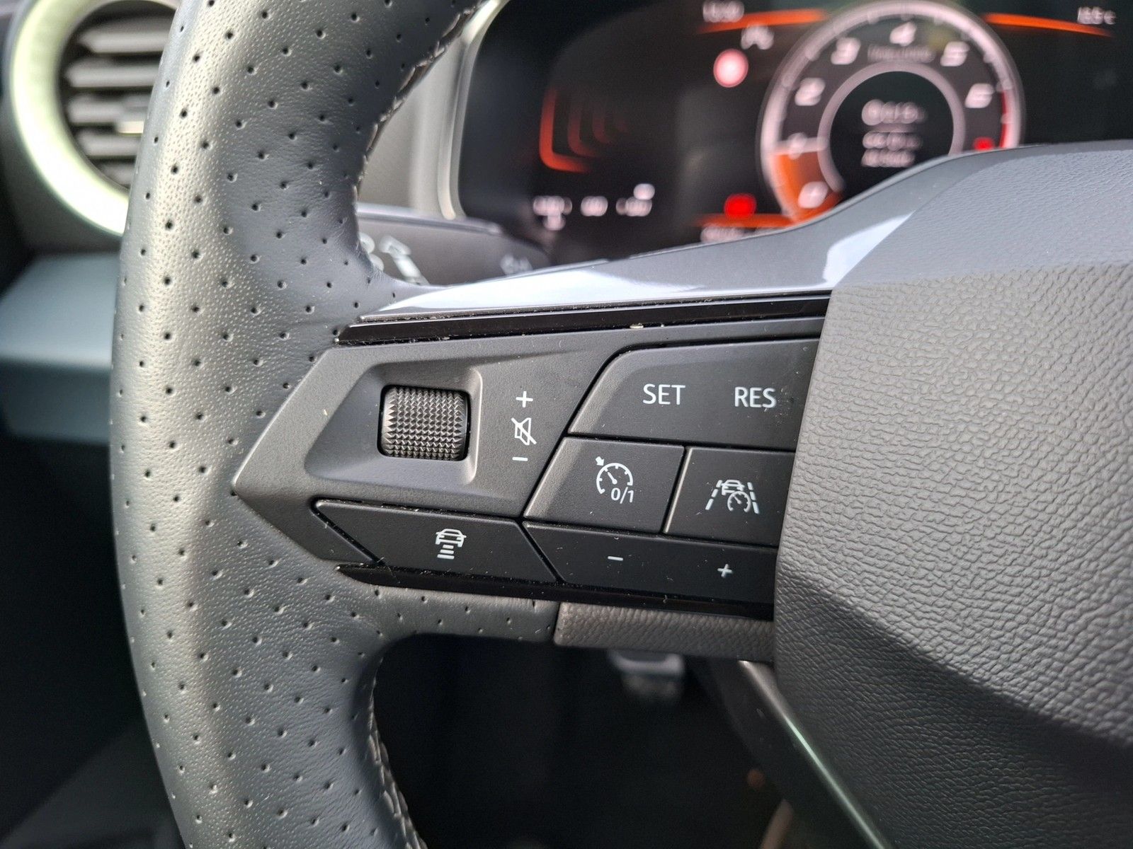 Fahrzeugabbildung SEAT Arona TSI Style LED Navi VC ACC RFK SHZ