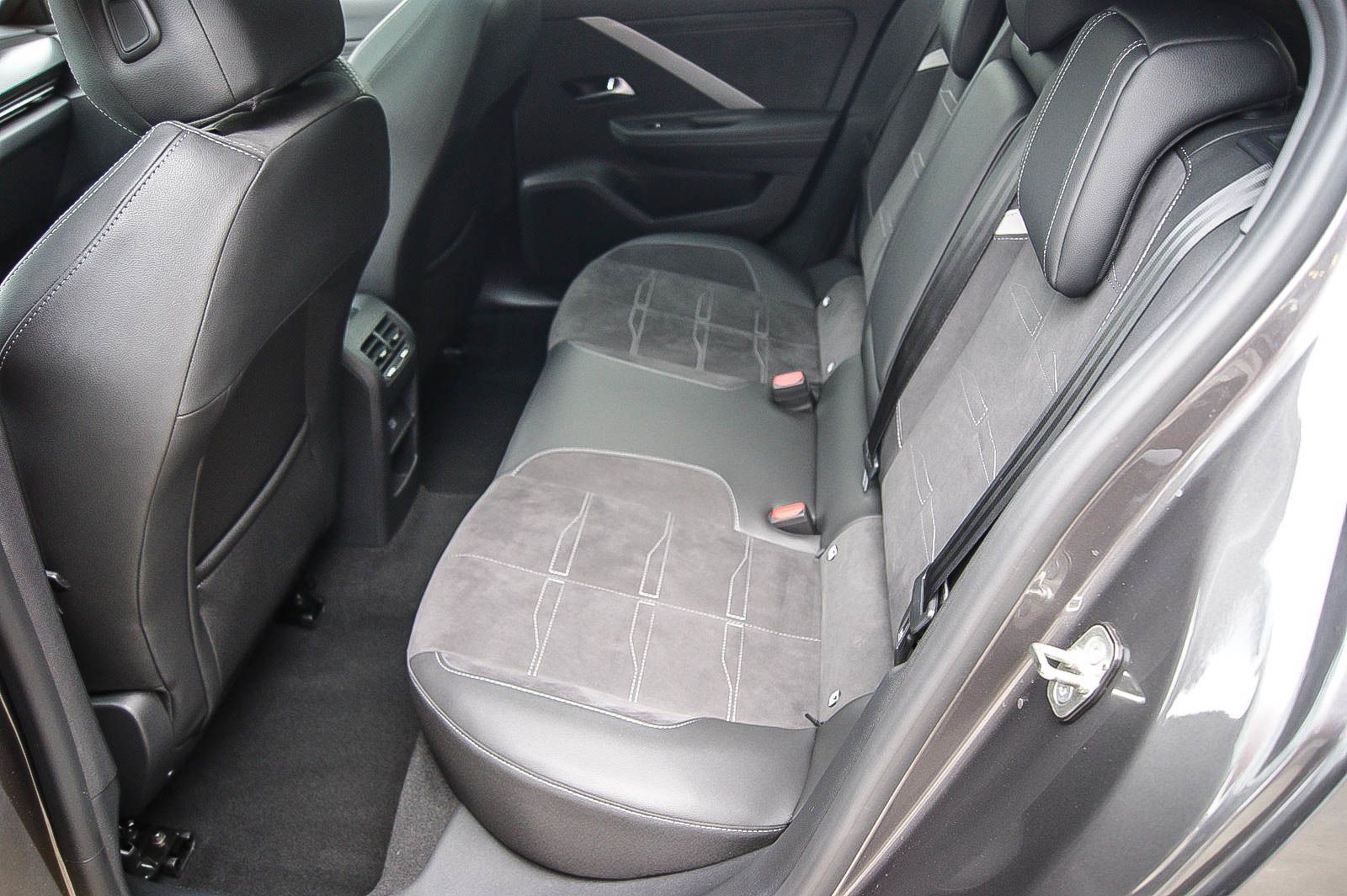 Fahrzeugabbildung Opel Astra L 1.5 Diesel ULTIMATE Aut HEADUP ANHZV LED