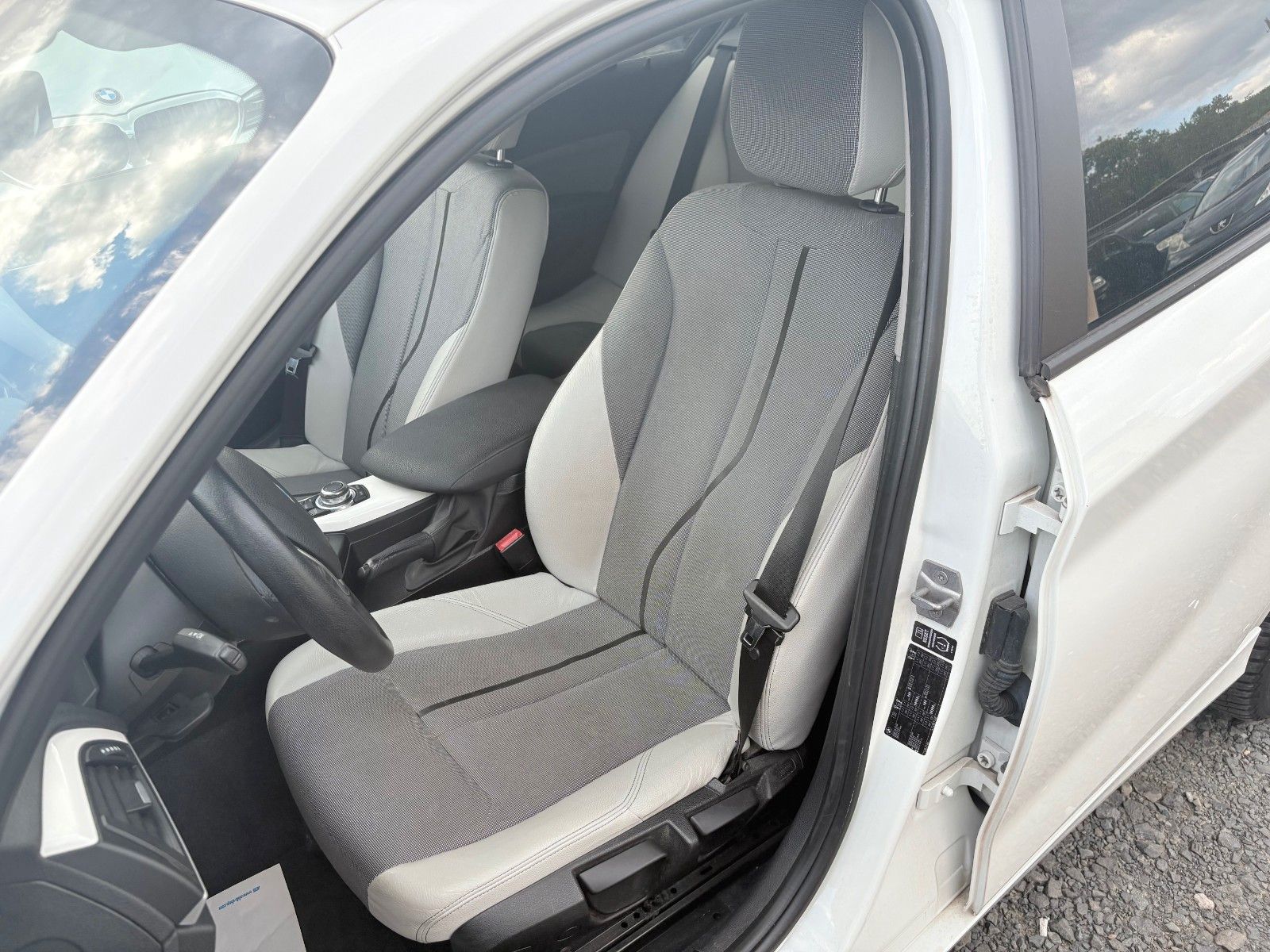 Fahrzeugabbildung BMW 120d 5-Türer URBAN Aut. Navi Xenon Leder SpeedLi
