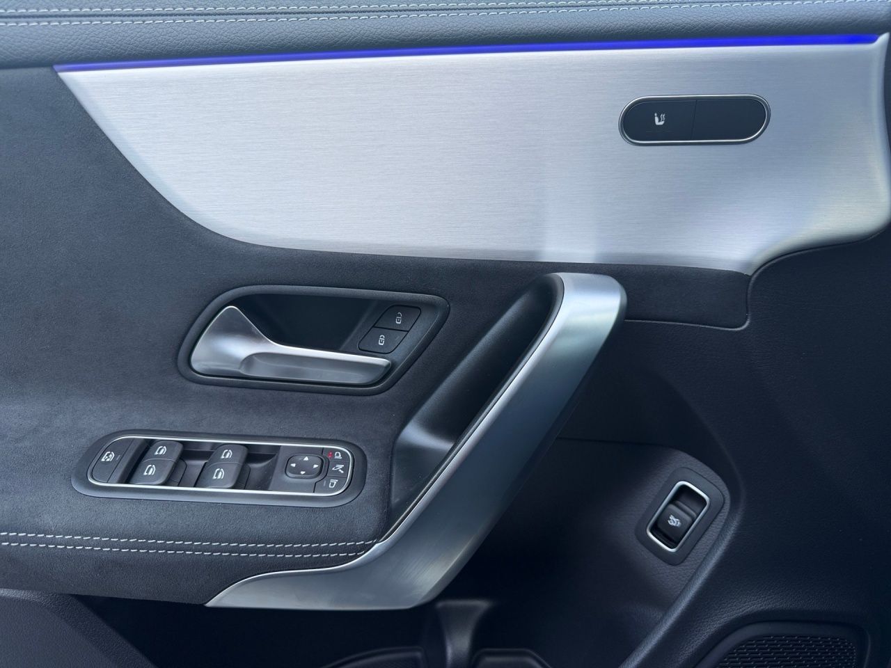 Fahrzeugabbildung Mercedes-Benz CLA 200 d Coupé AMG+AHK+DISTR+NIGHT+MULTIBEAM+