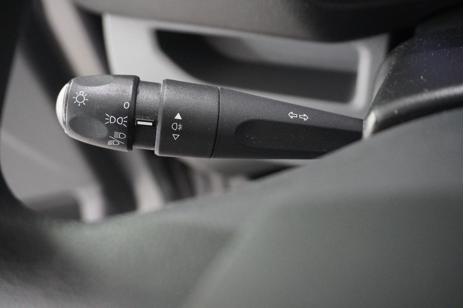 Fahrzeugabbildung Opel Vivaro C Kombi 2.0D "L" 9-SITZER NAVI/TEMP./DAB+